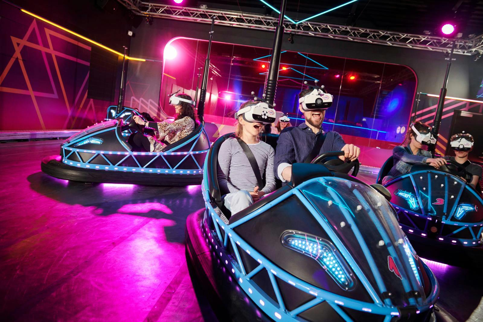 Børn i radiobiler med VR-briller på