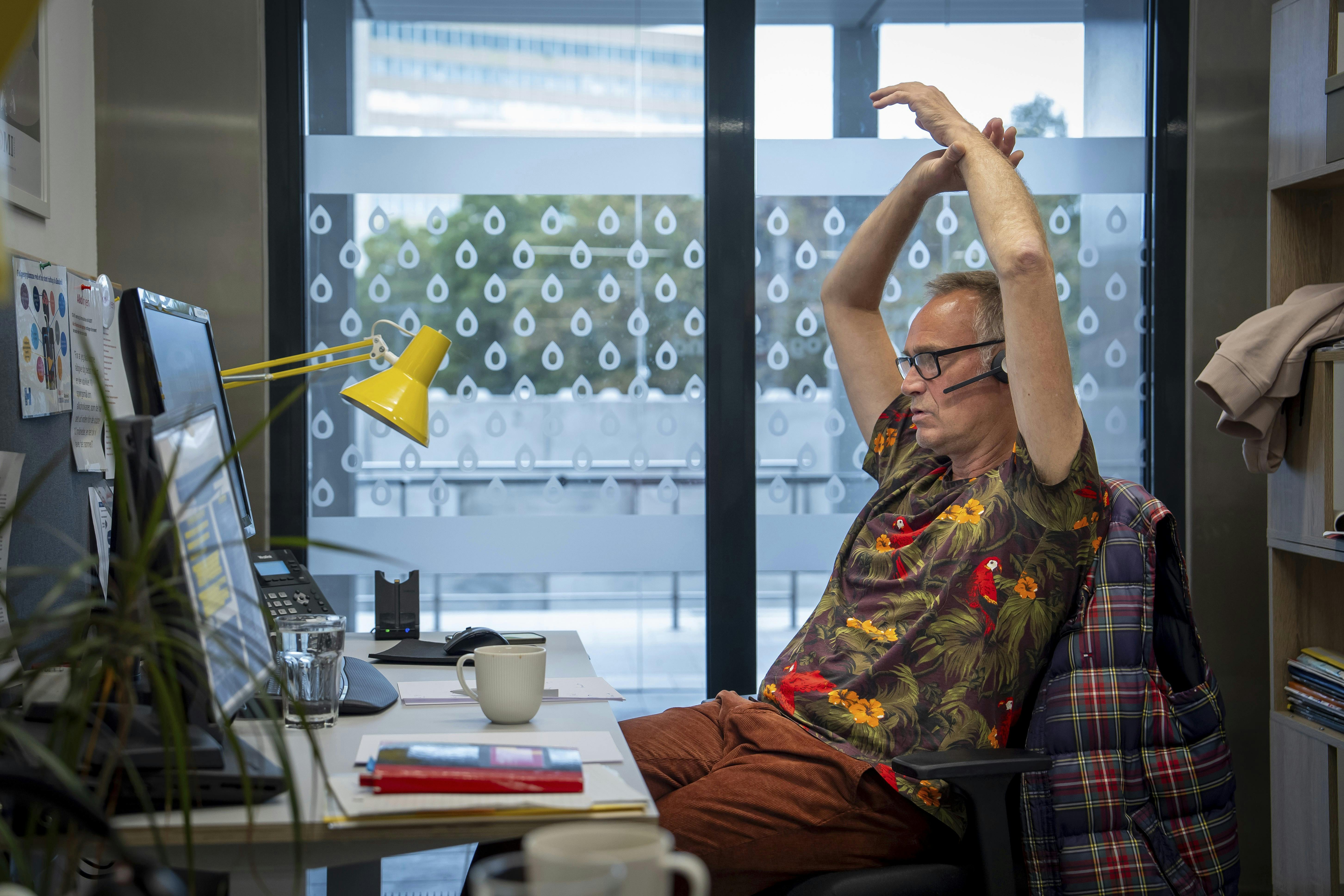 Nisse Mye fortæller, at alkohol engang var som medicin for ham. Nu er han frivillig ved Alkolinjen og rådgiver andre, der kæmper med misbrug.