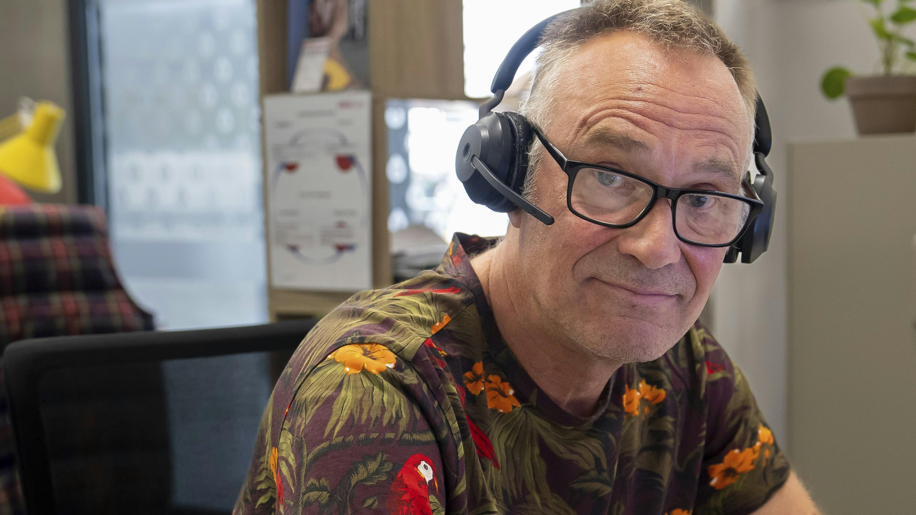 Rådgiver Nisse Mye kan relatere til mange af de problemer, han lægger øre til, for han selv haft et alkoholproblem. Personlig erfaring er dog ikke et krav for at blive rådgiver hos Alkolinjen. Det er til gengæld faglige kompetencer.