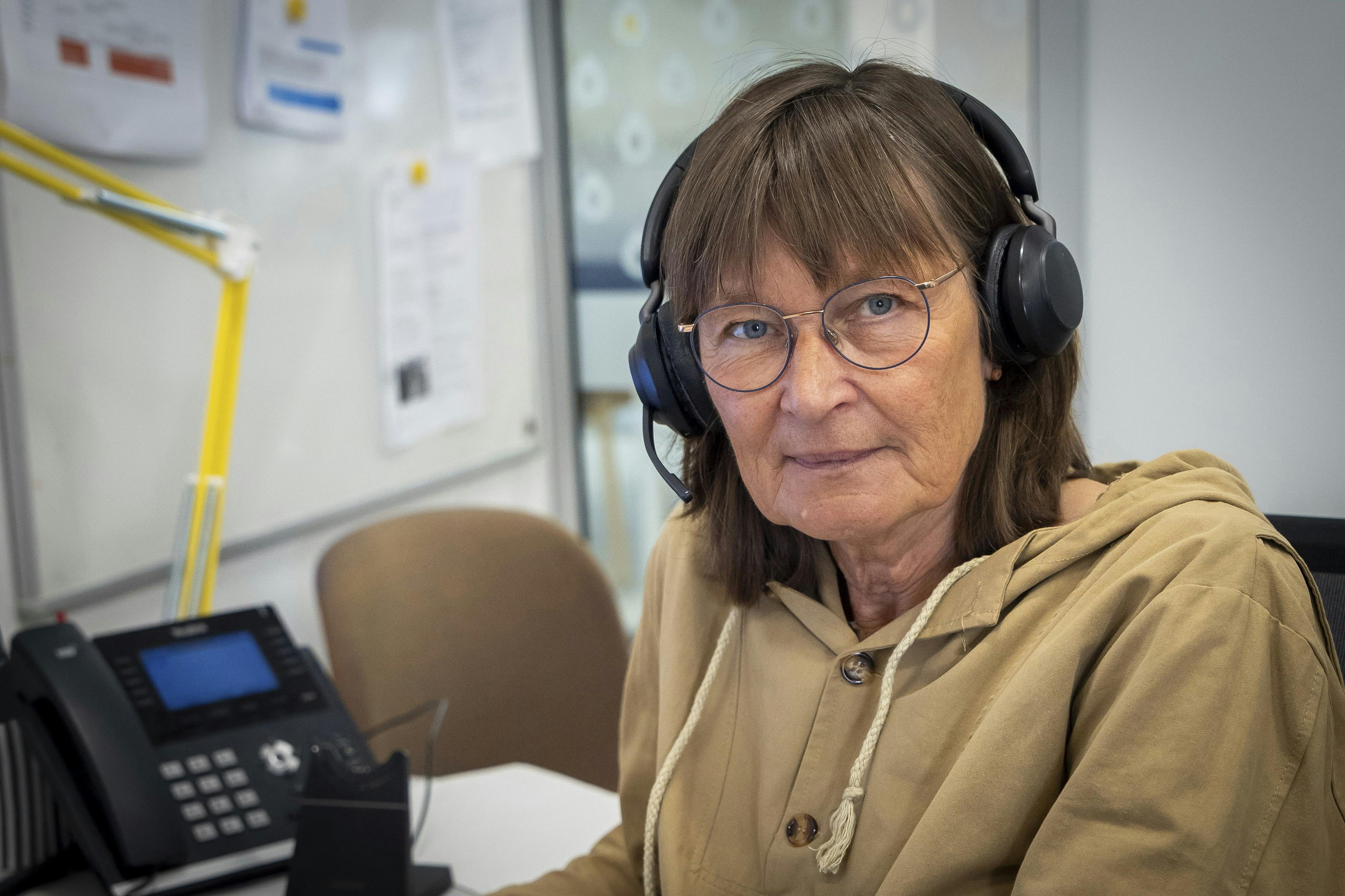 Rådgiver Lisbeth Jørgensen giver sin udelte opmærksomhed til dem, der ringer ind, mens hun er på vagt hos Alkolinjen.