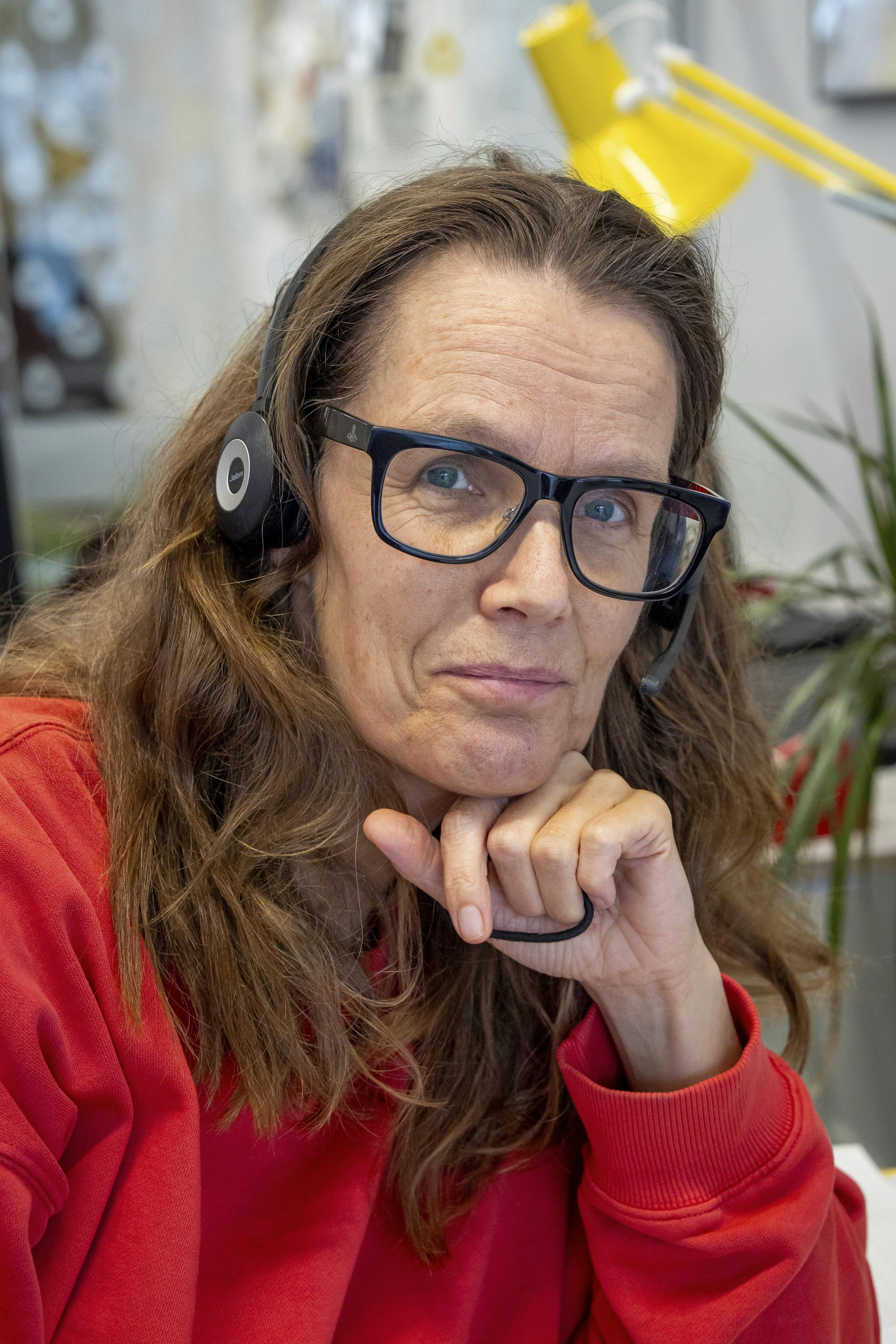 Mette Kruse har været rådgiver hos Alkolinjen i tre år og ved, hvad det betyder for dem, der ringer ind, at de kan dele deres bekymring med nogen.