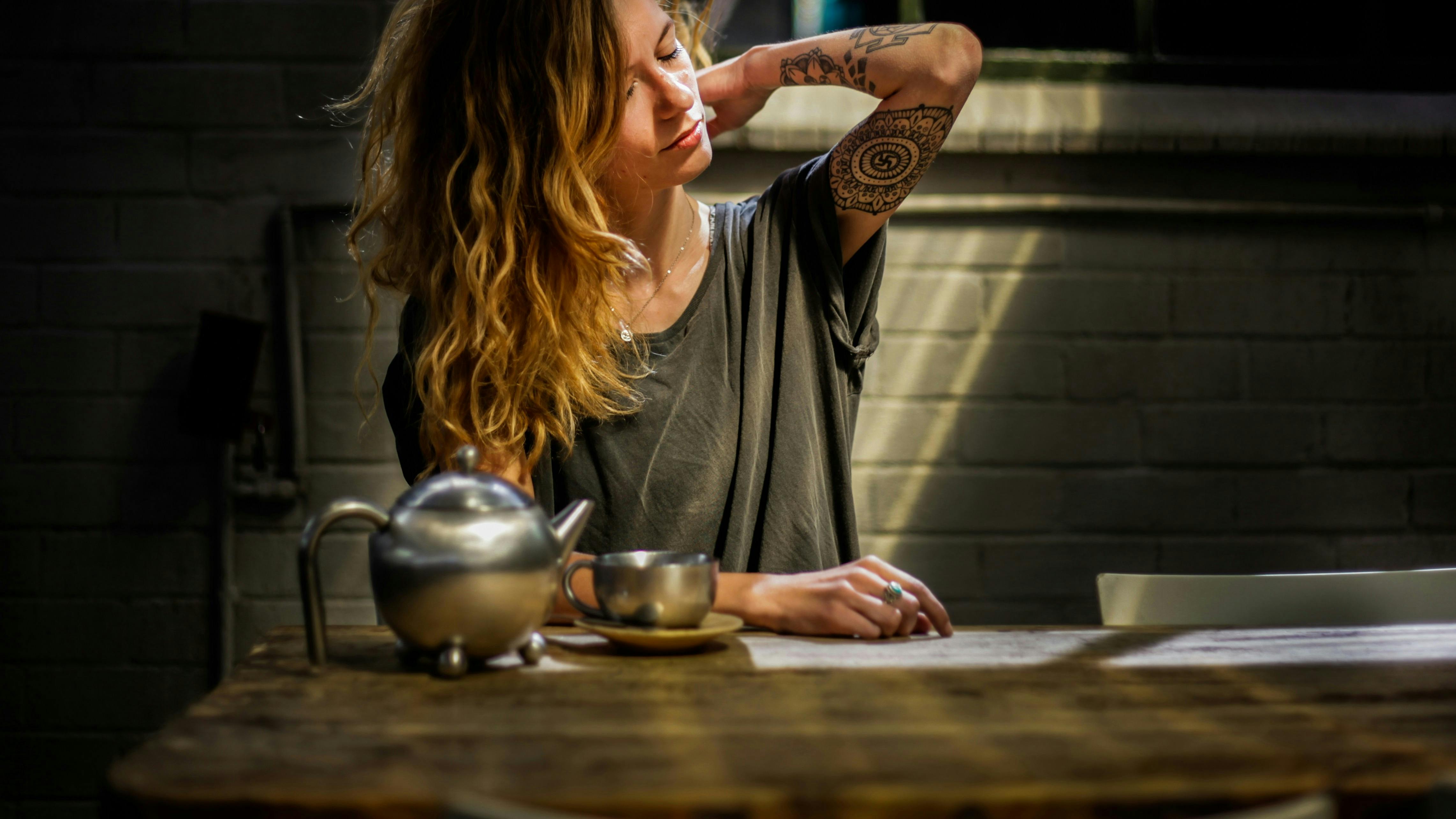 Kvinde,der tager sig til nakken.