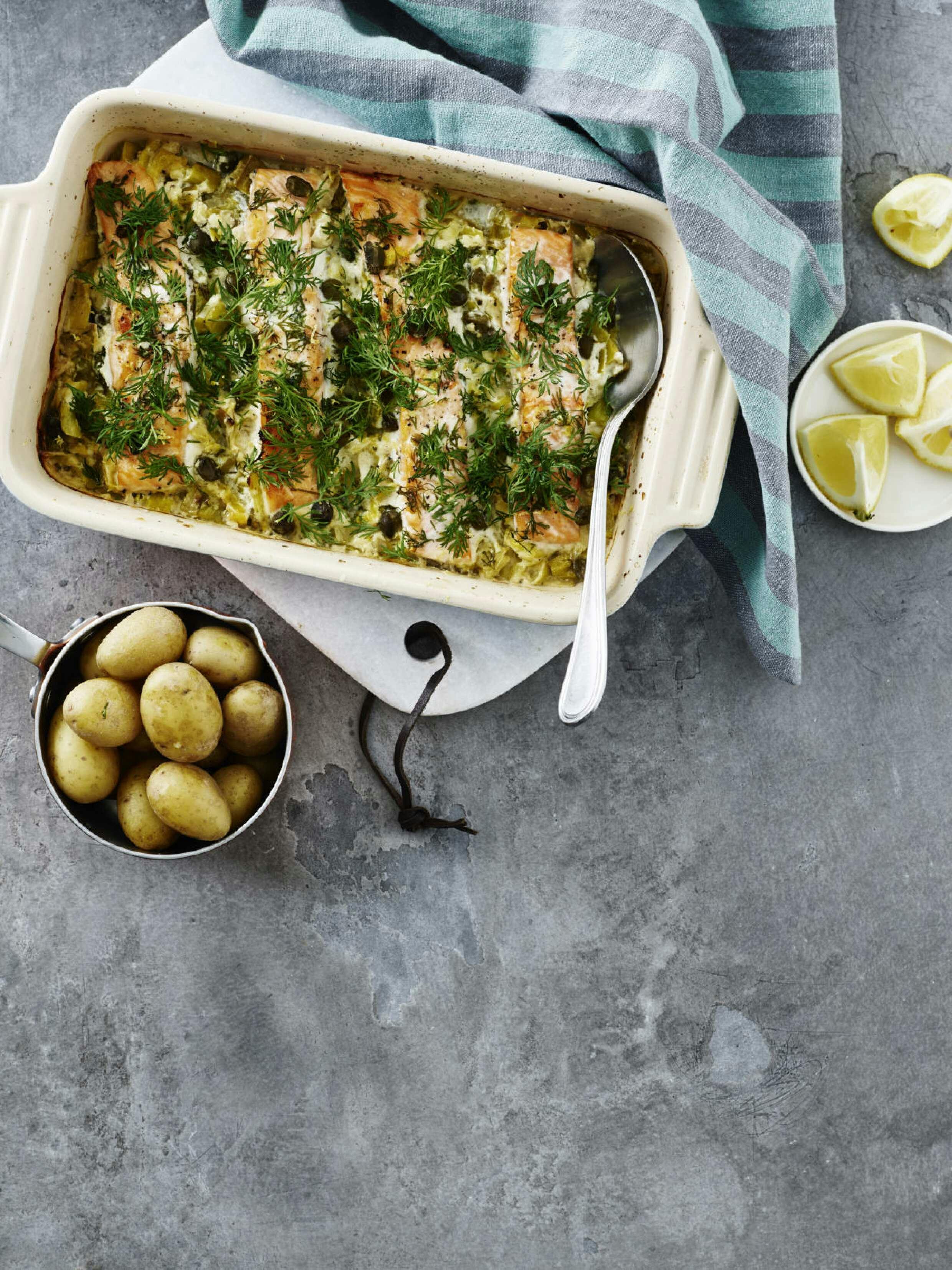 Laks i fad med porre