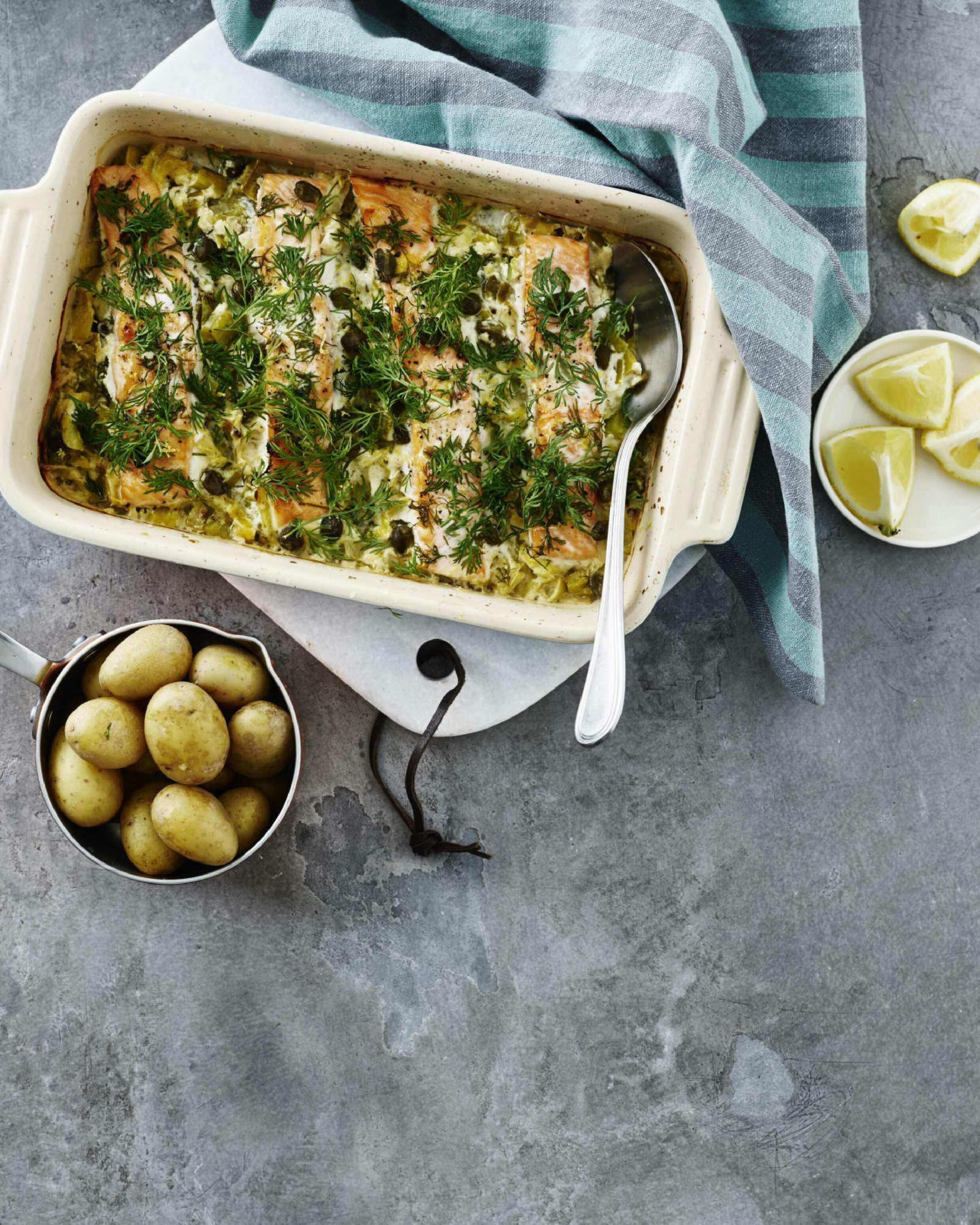 Laks i fad med porre