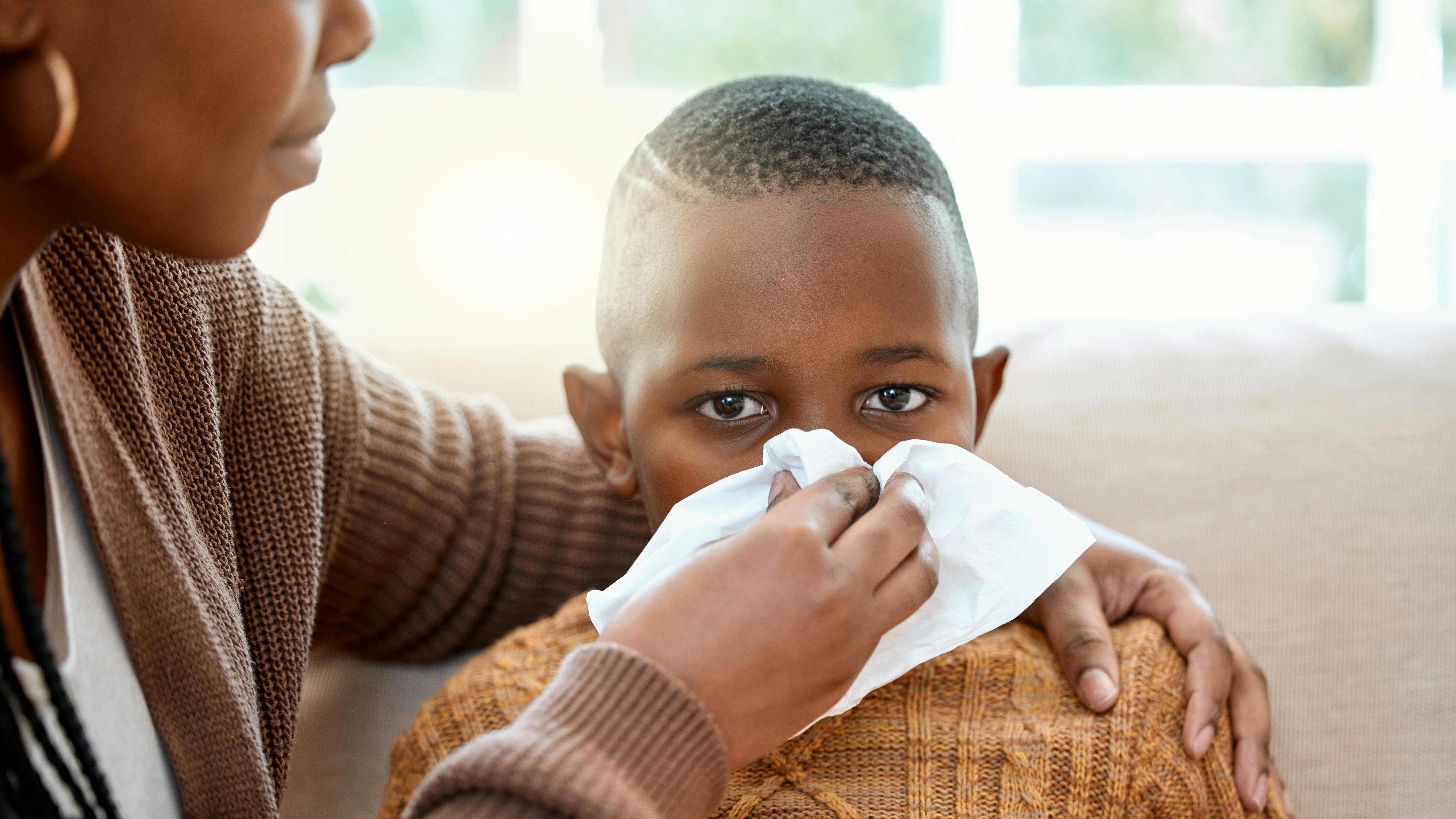 Dreng får pudset næset af sin mor