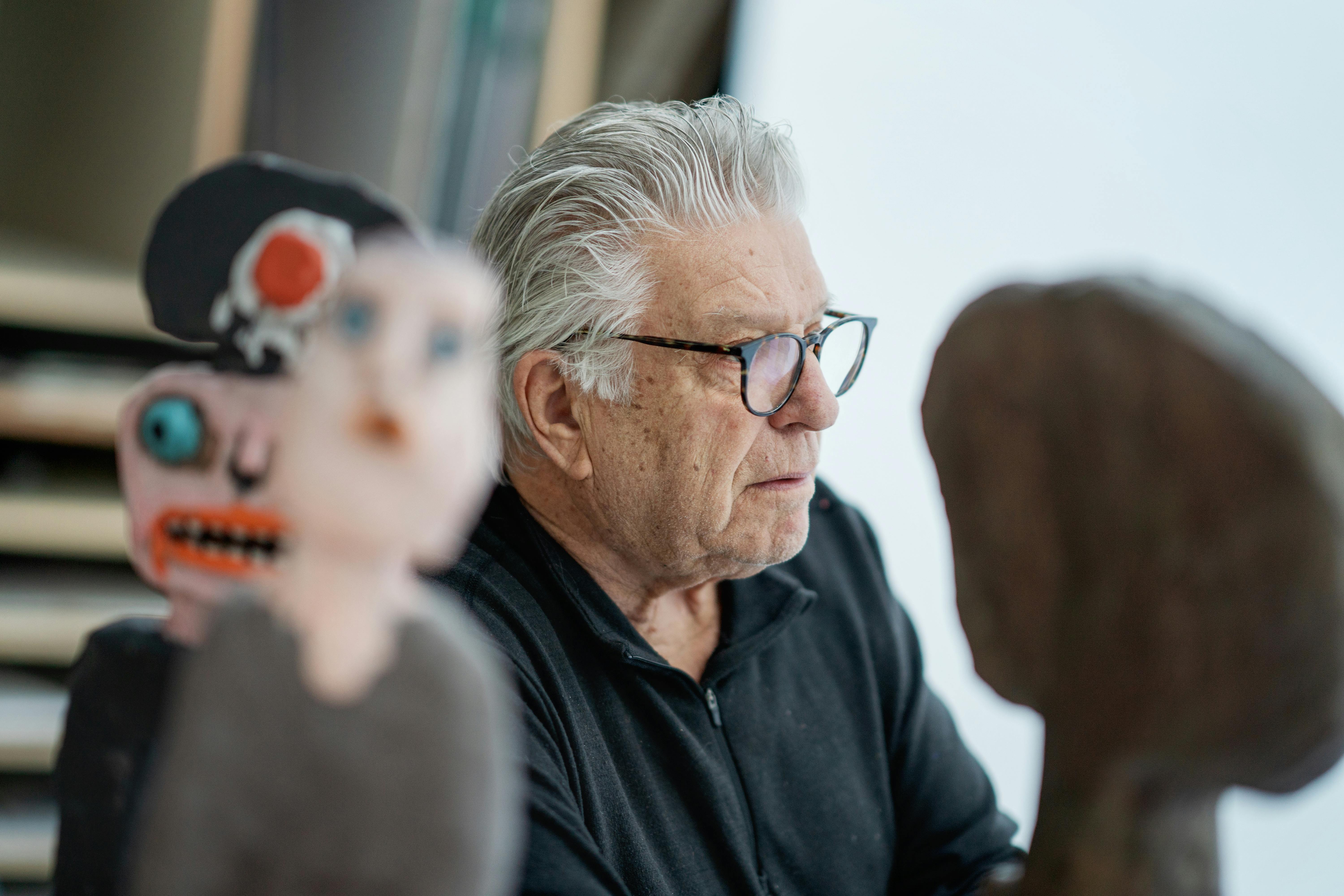 Leif Sylvester i sit atelier omgivet af et udvalg af sine skulpturer.