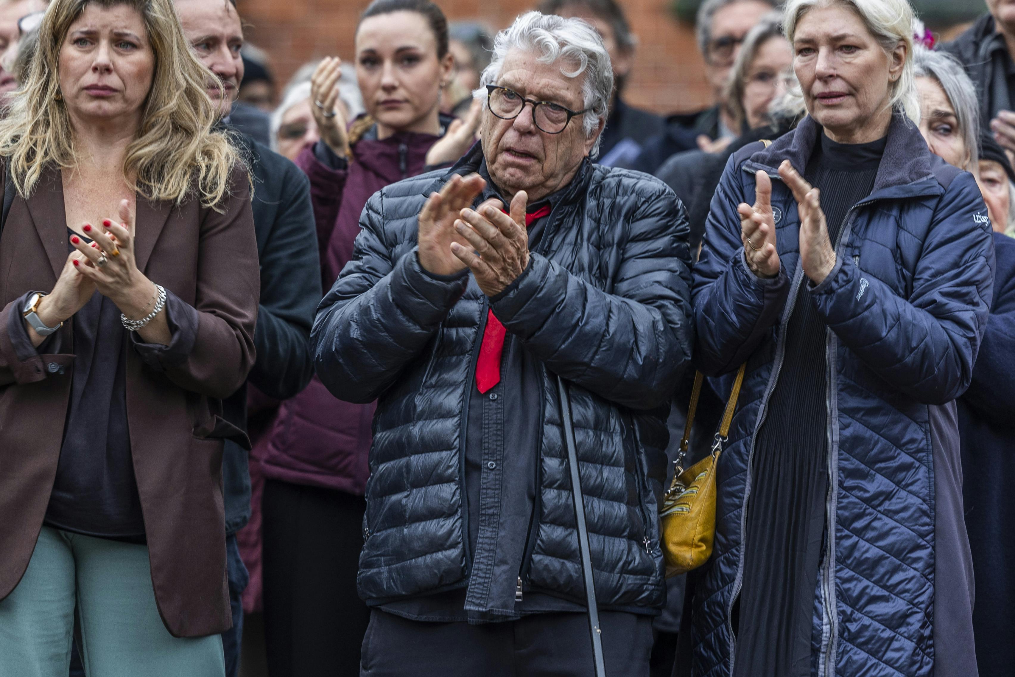 Multikunstner Leif Sylvester Petersen ved den mangeårige ven og makker Erik Clausens bisættelse.