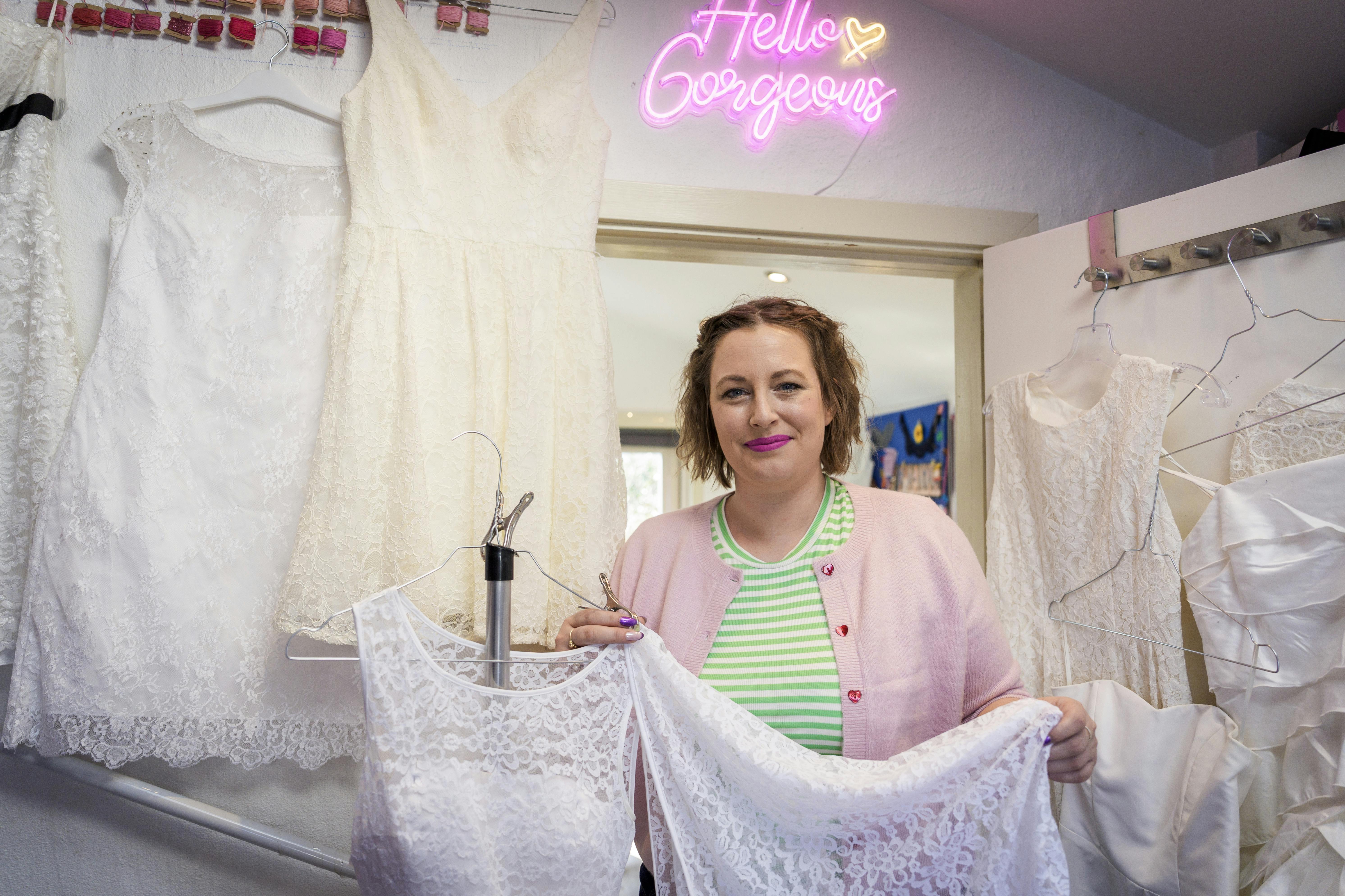 Beklædningshåndværker og designer Nikoline Vestergaard har travlt i Nikoline Systue i Løsning, som hun åbnede sidste år.