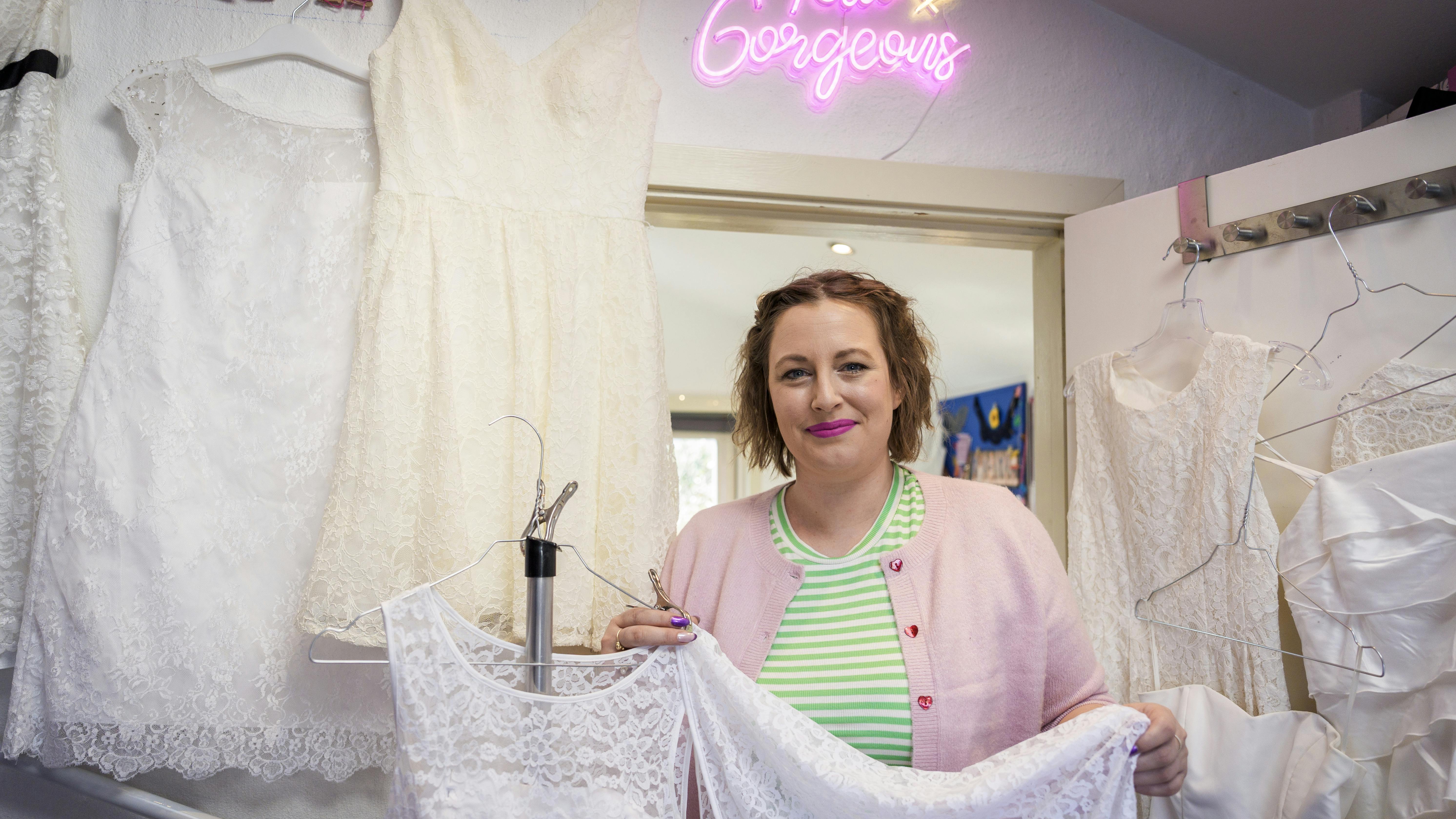Beklædningshåndværker og designer Nikoline Vestergaard har travlt i Nikoline Systue i Løsning, som hun åbnede sidste år.