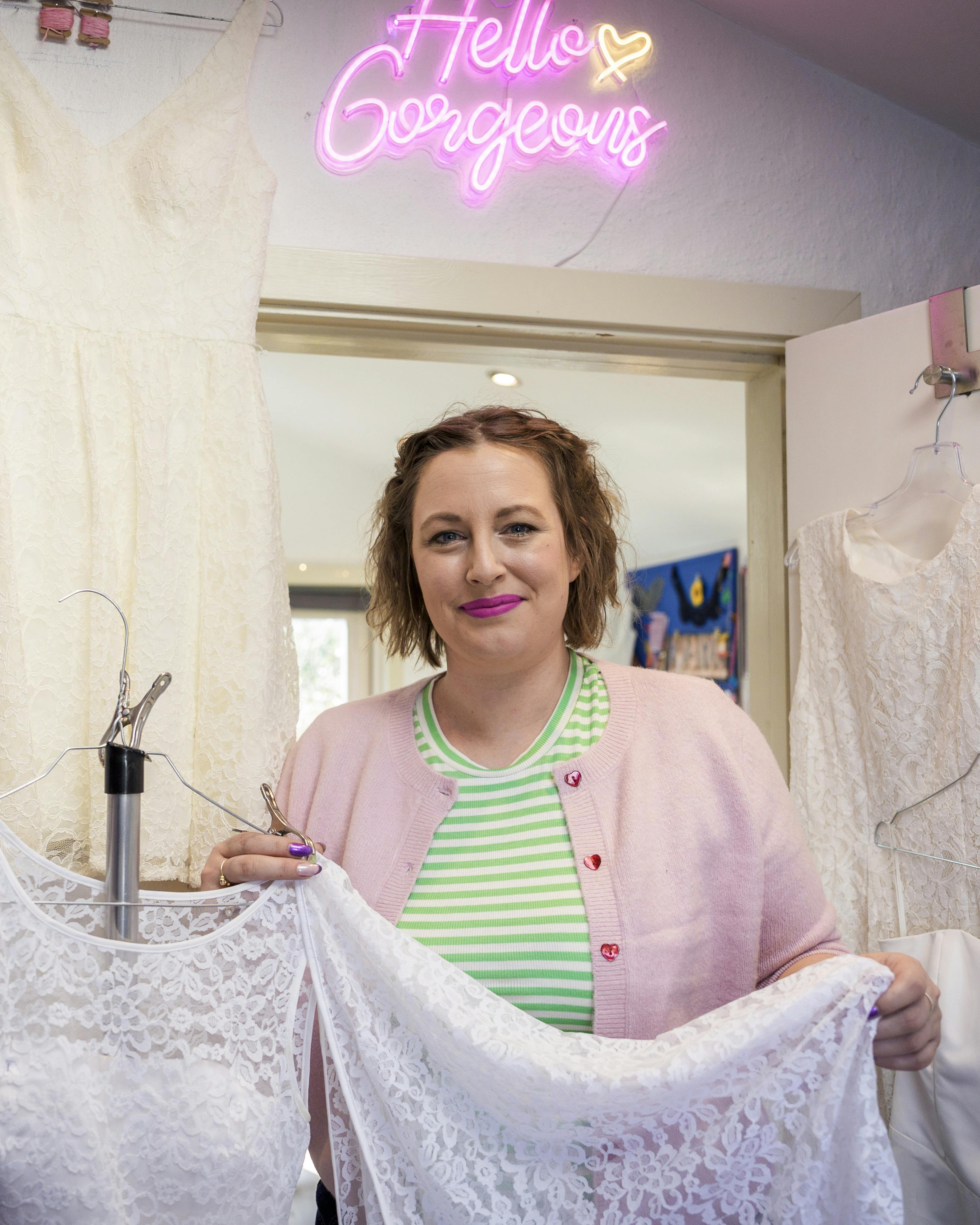 BeklÊdningshÄndvÊrker og designer Nikoline Vestergaard har travlt i Nikoline Systue i LÞsning, som hun Äbnede sidste Är.