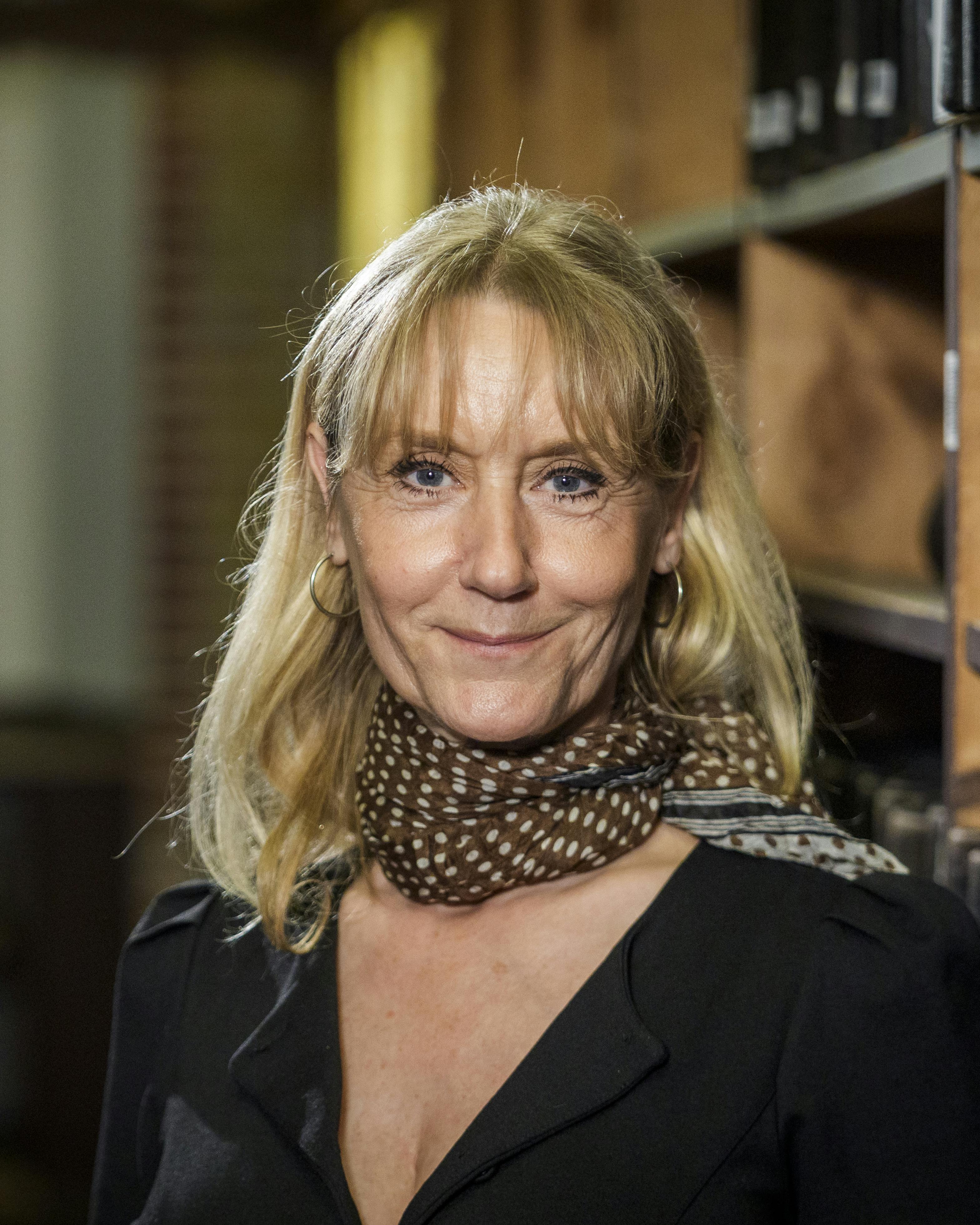 Anette Støvelbæk spiller i den aktuelle DR1-serie "Generationer" Tina, som er datter af Martha (Ulla Henningsen).