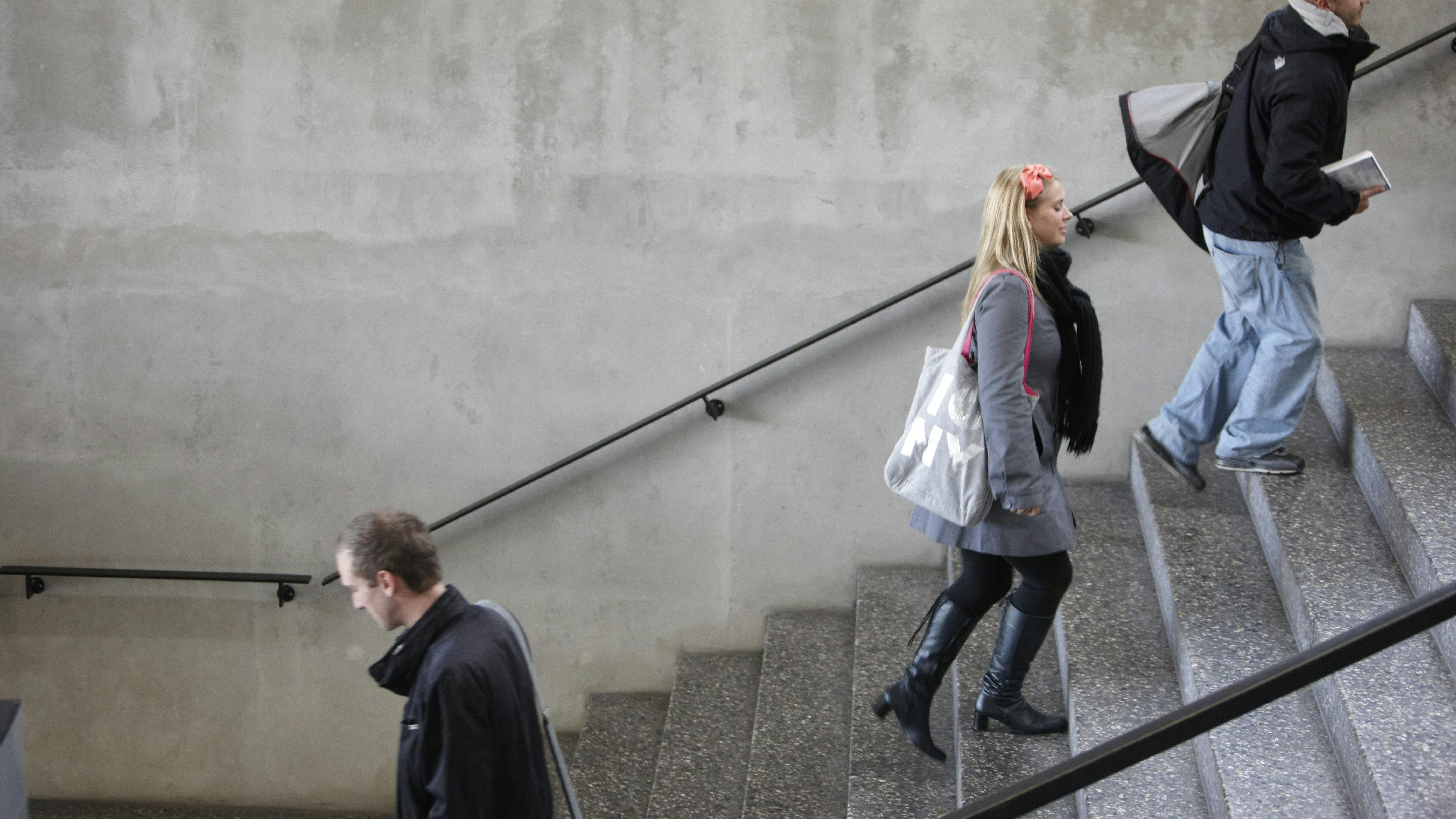 Folk, der går på trapper