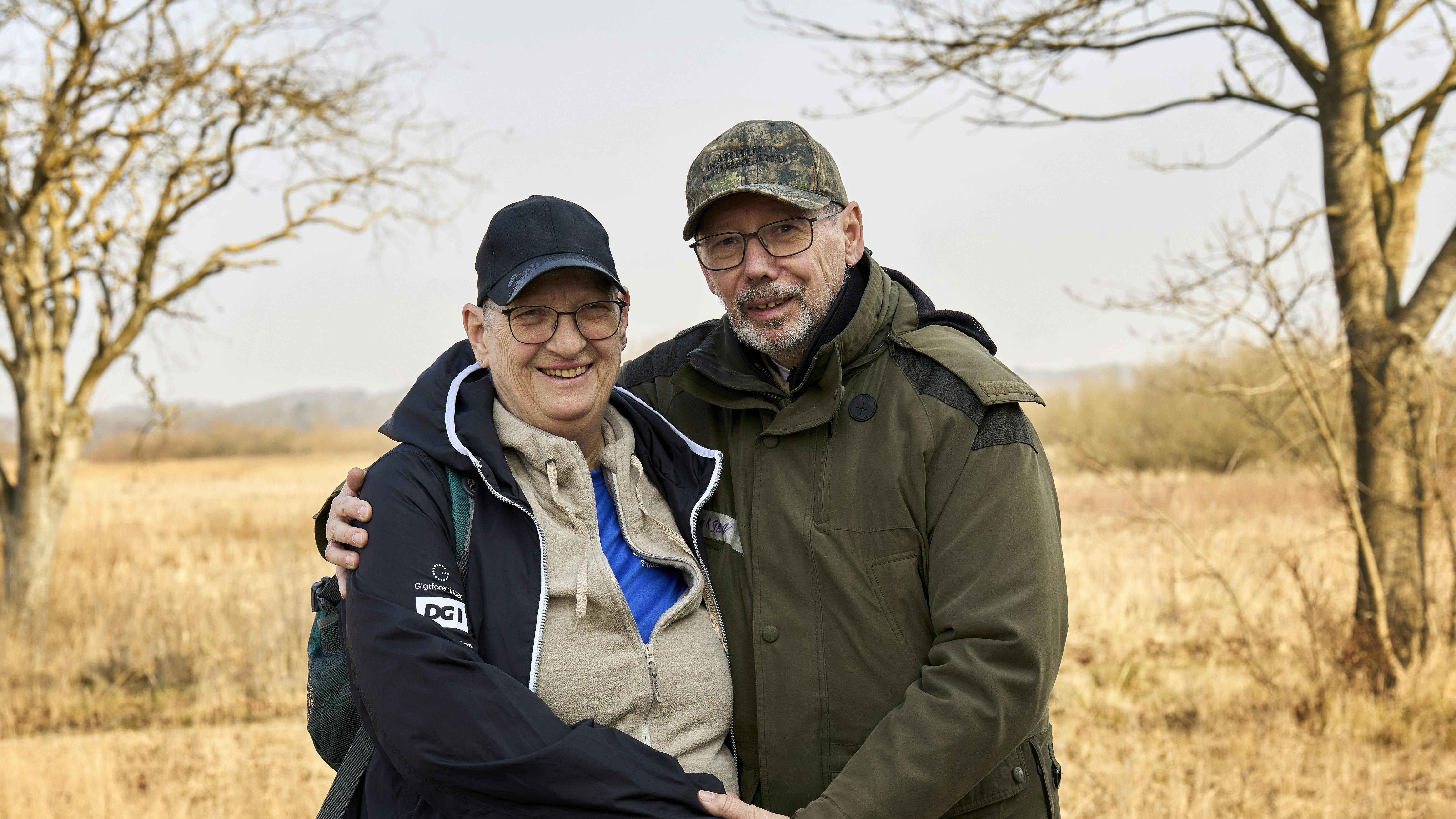 Jette og Jørgen, står og krammer hinanden.
