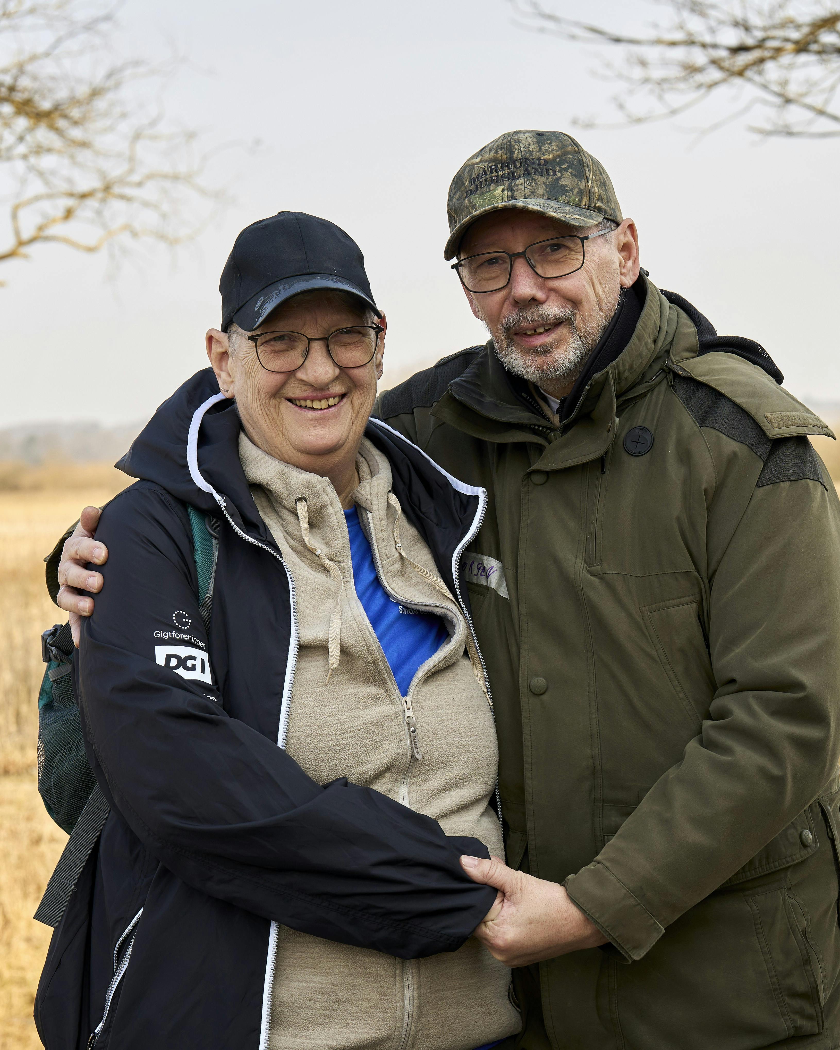 Jette og Jørgen, står og krammer hinanden.