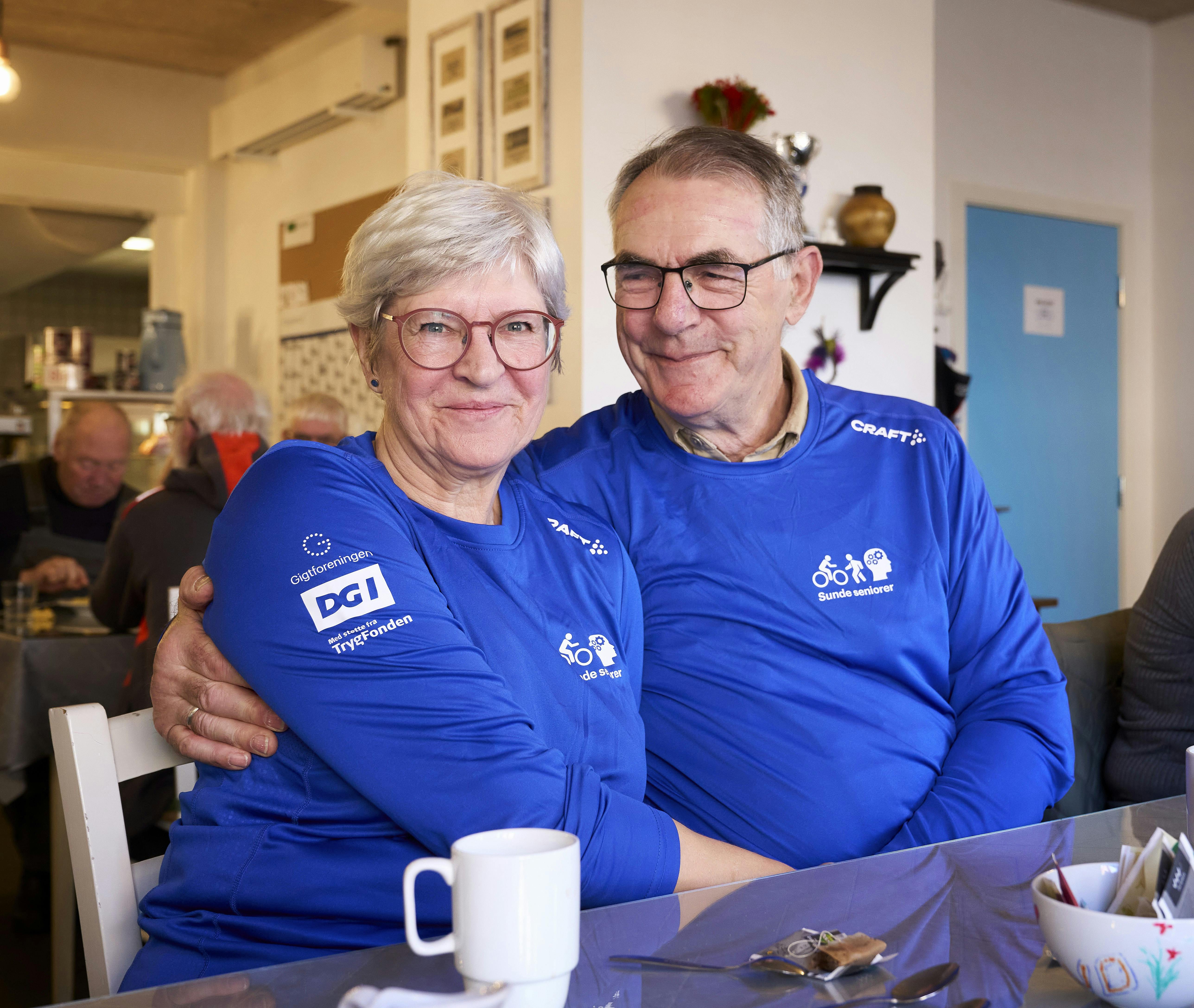 Helle og Svend, der krammer hinanden.