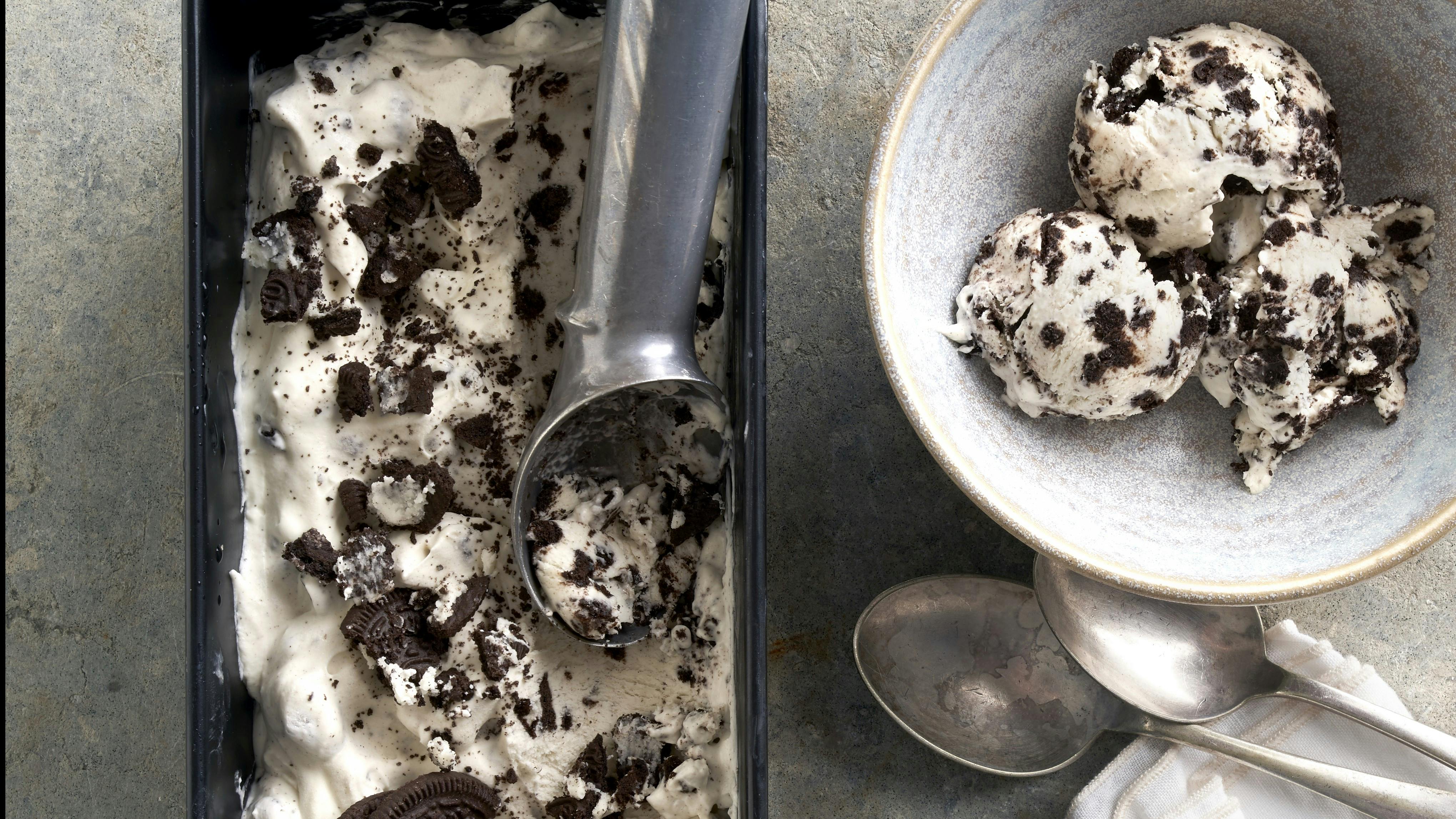 Hjemmelavet Oreo-is med jordbær uden ismaskine