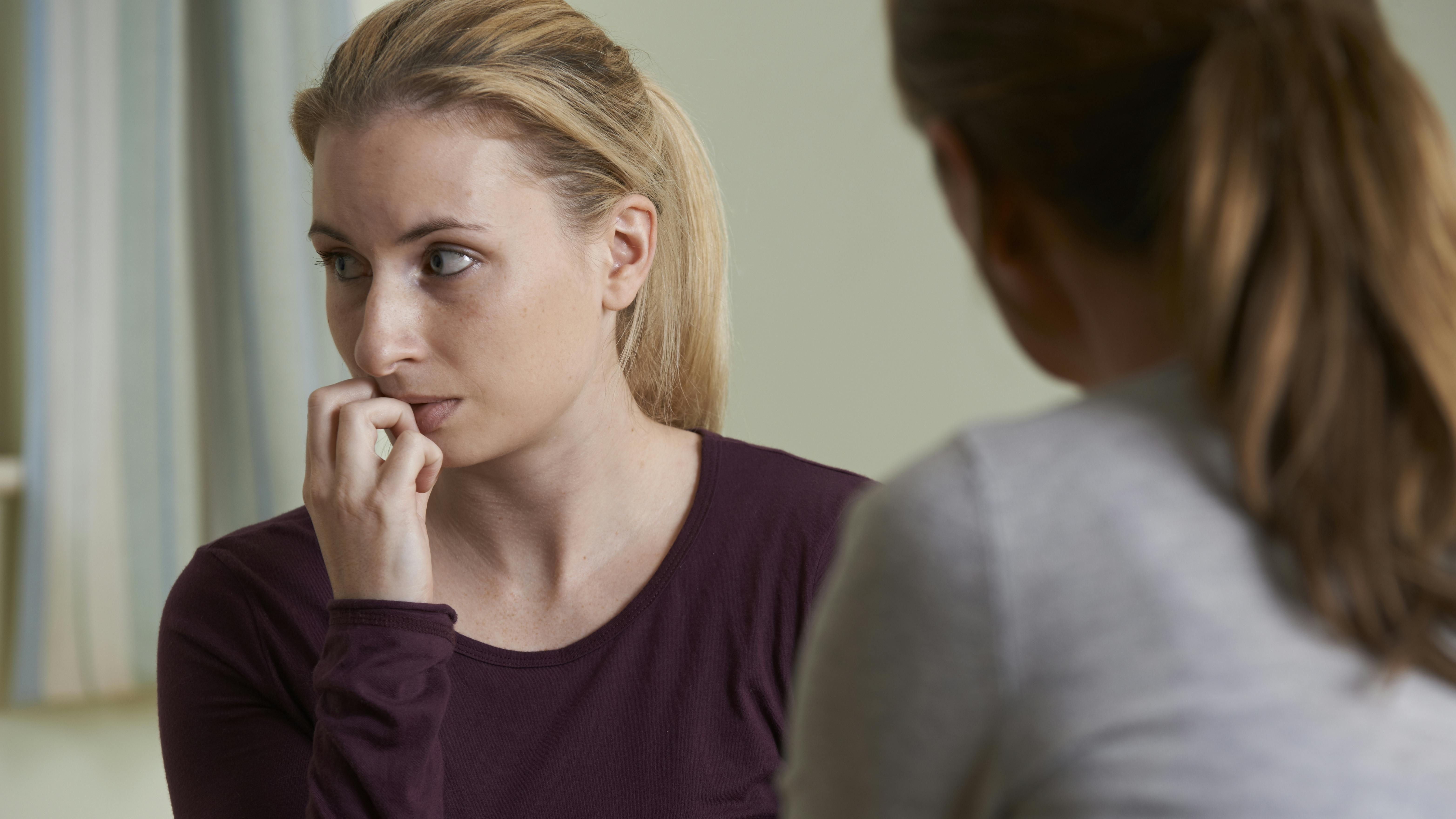 kvinde i dilemma med svigerinde til babyshower