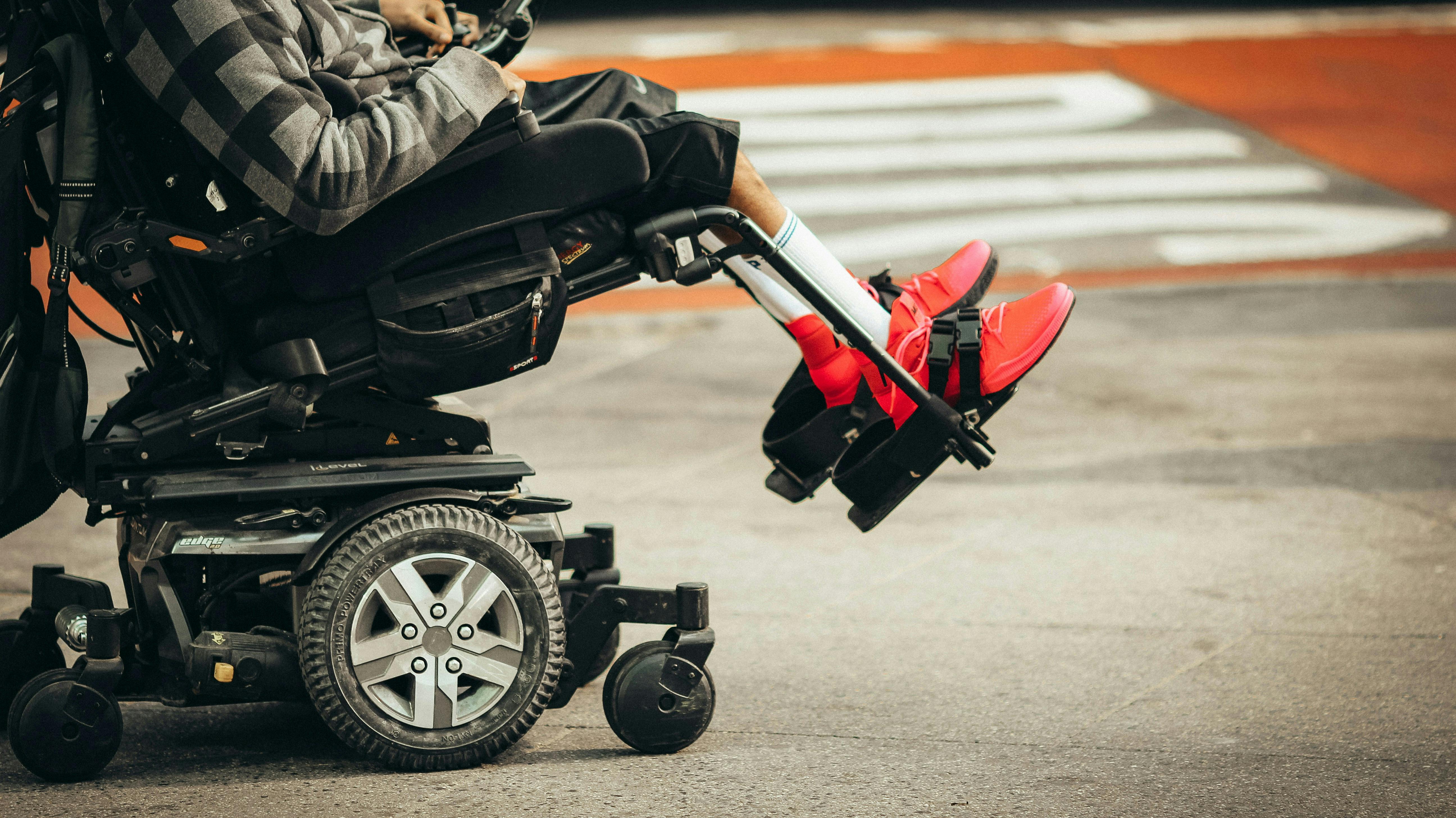 Ung mand i kørestol