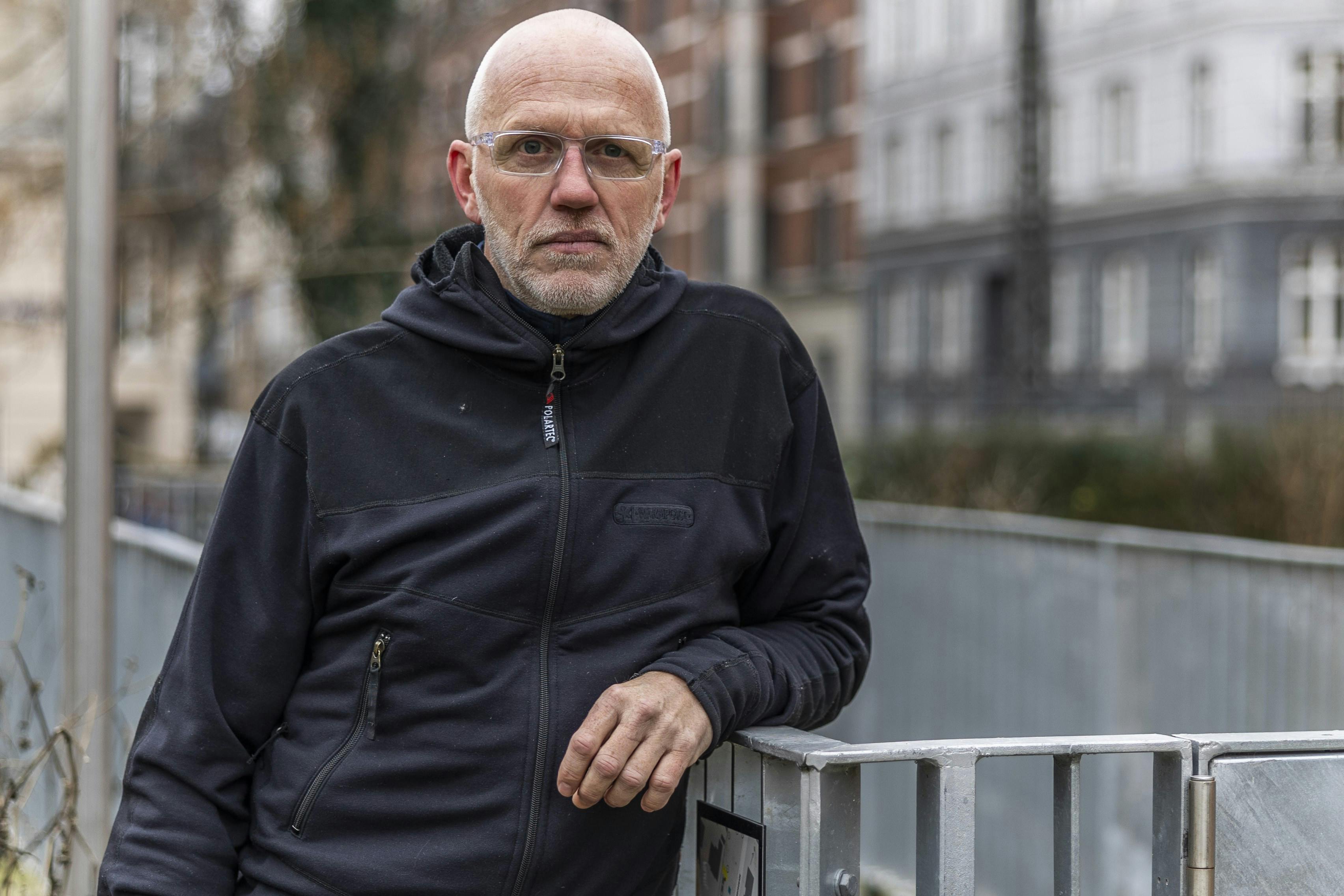 Lars, som læner sig op af et gelænder. 