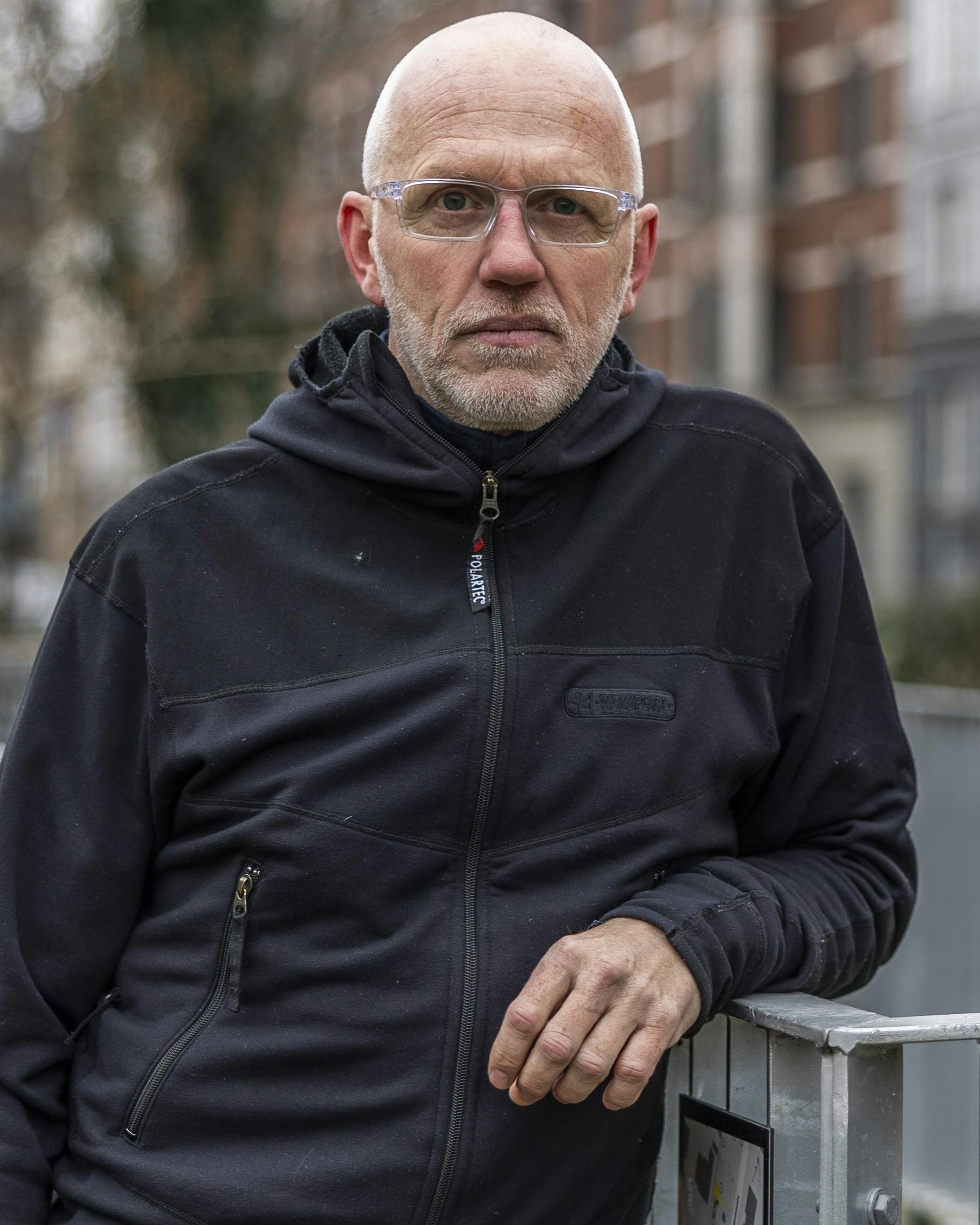 Lars, som læner sig op af et gelænder.