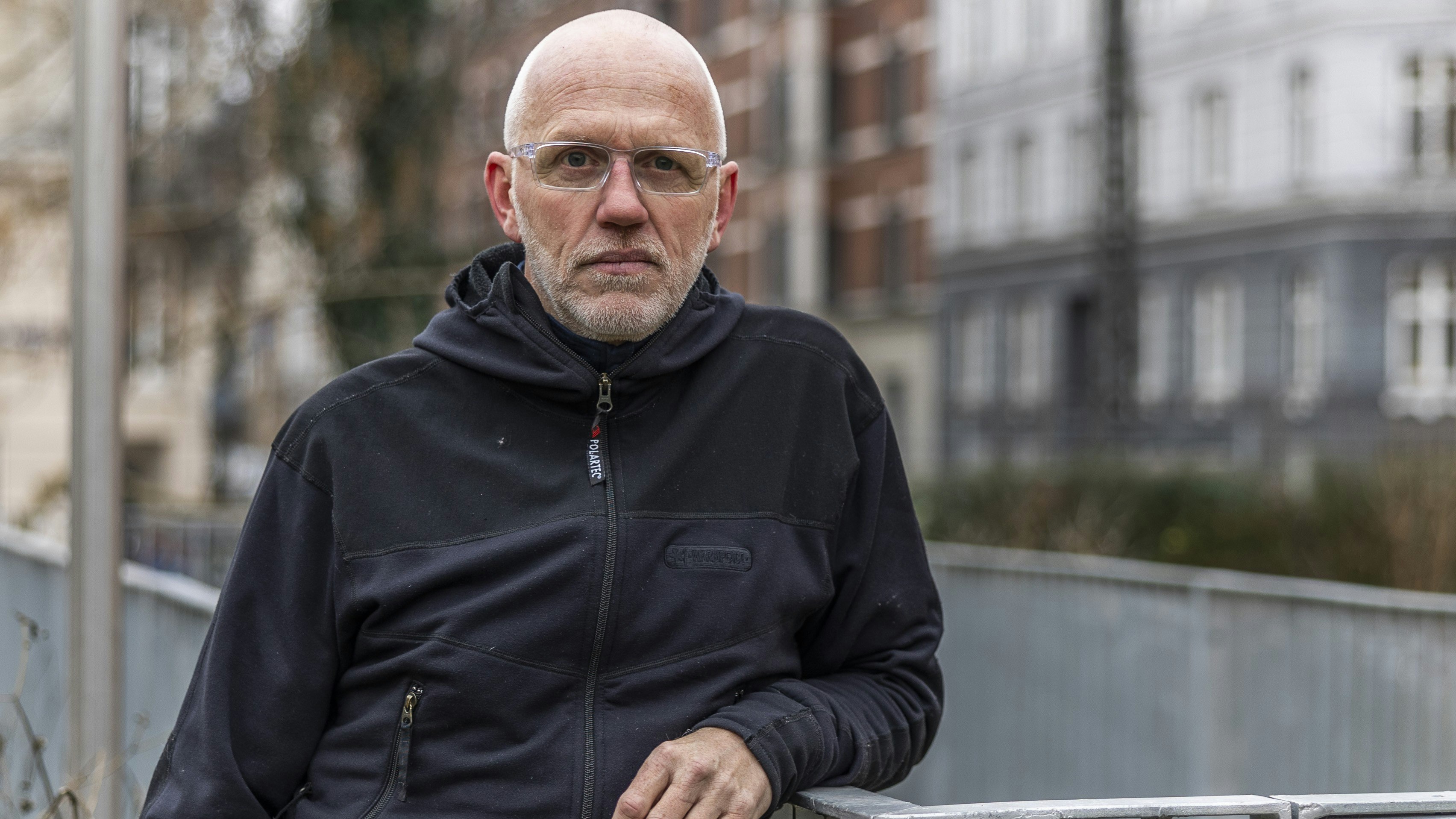 Lars, som læner sig op af et gelænder.