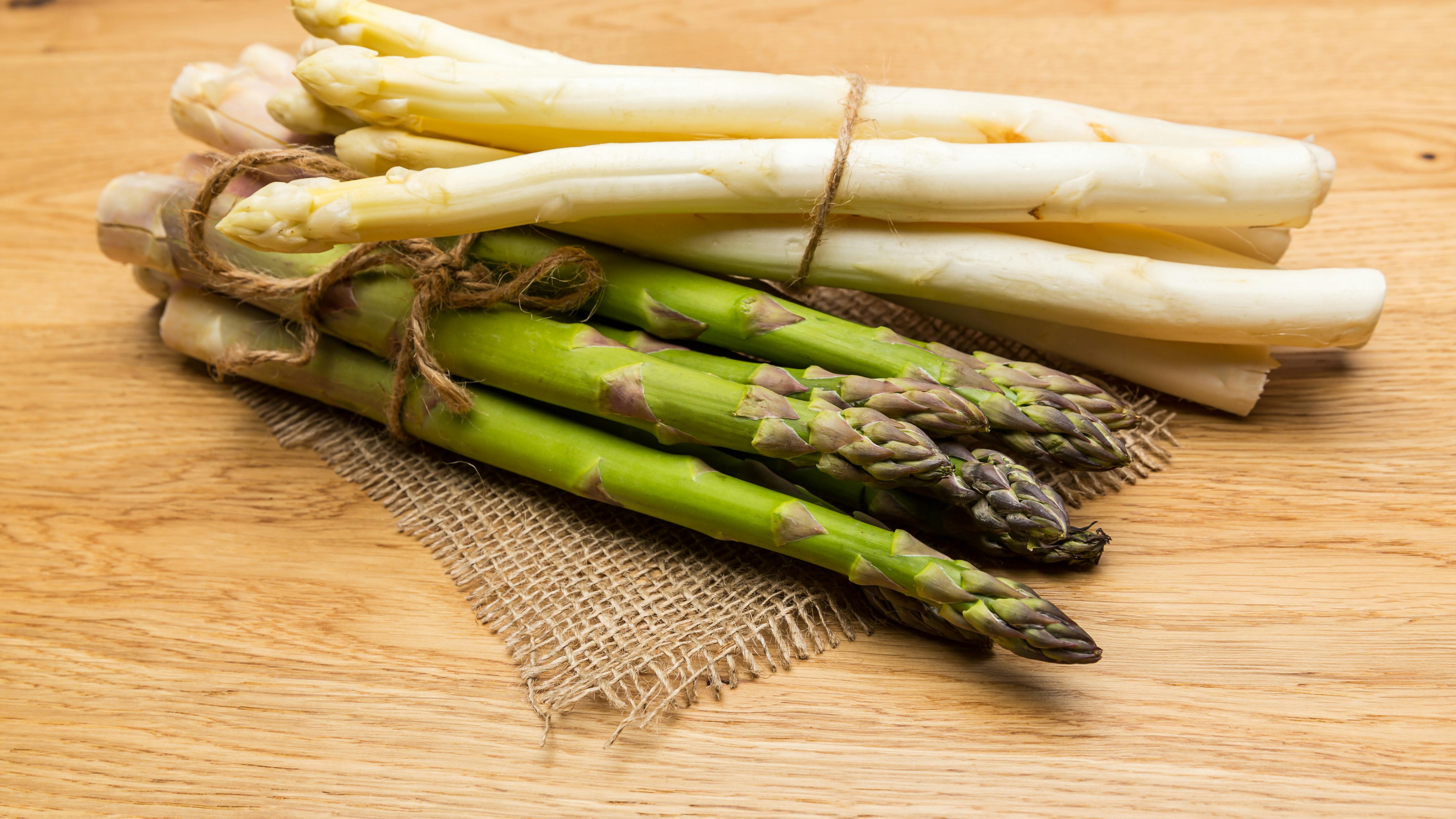 Sæson for asparges: 9 gratis opskrifter med grønne og hvide asparges