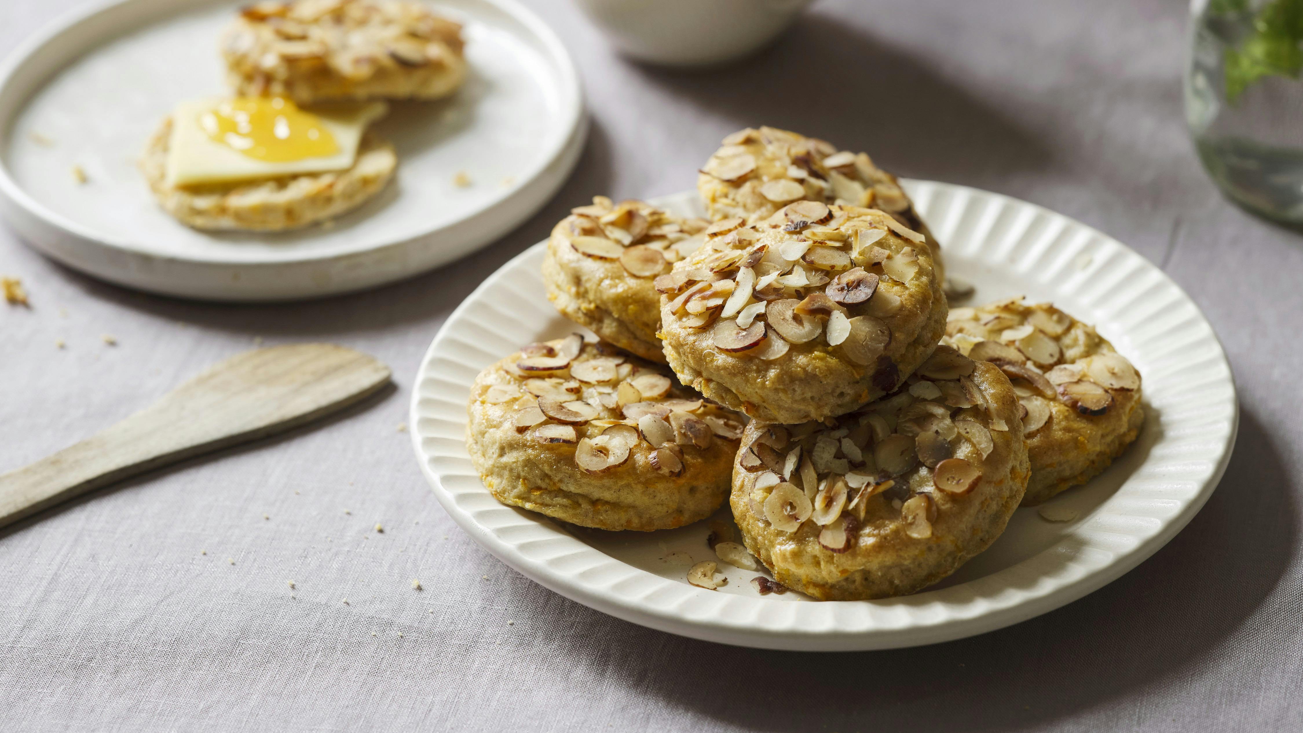 Gulerodsscones med hasselnøddeflager