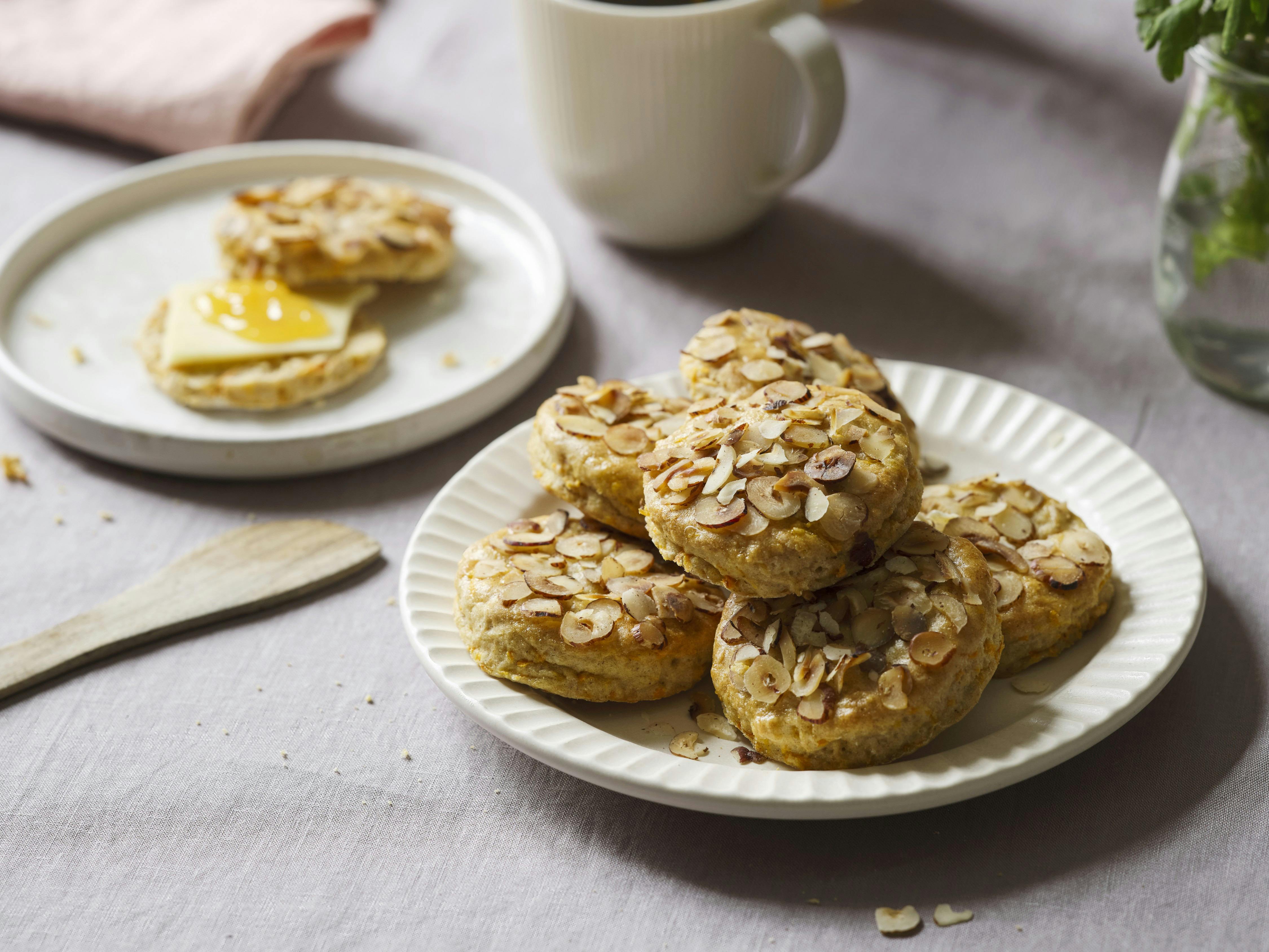 Gulerodsscones med hasselnøddeflager