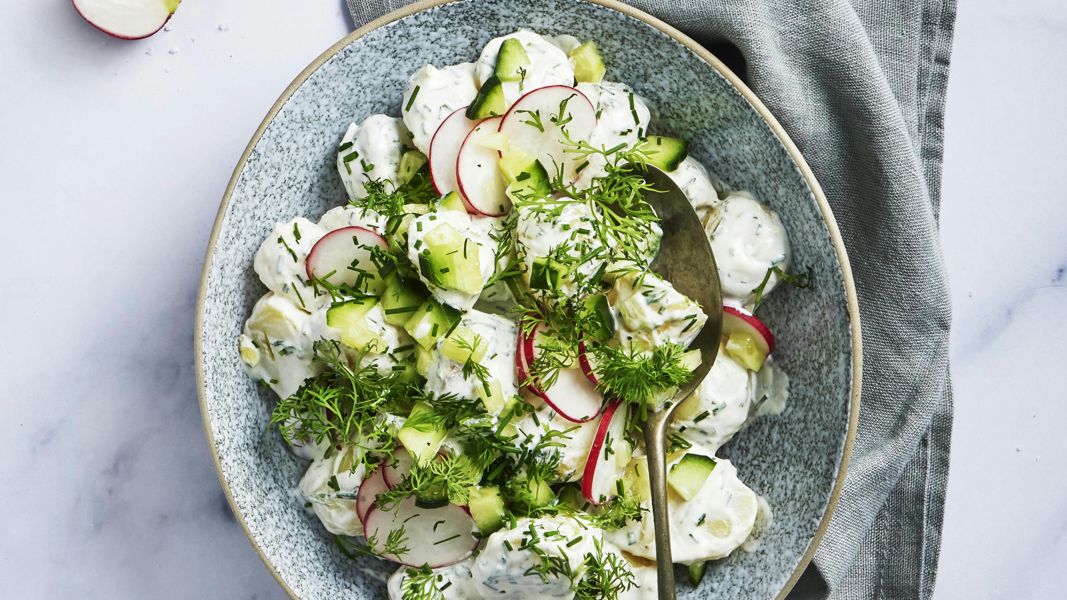Kold kartoffelsalat med agurk og radiser