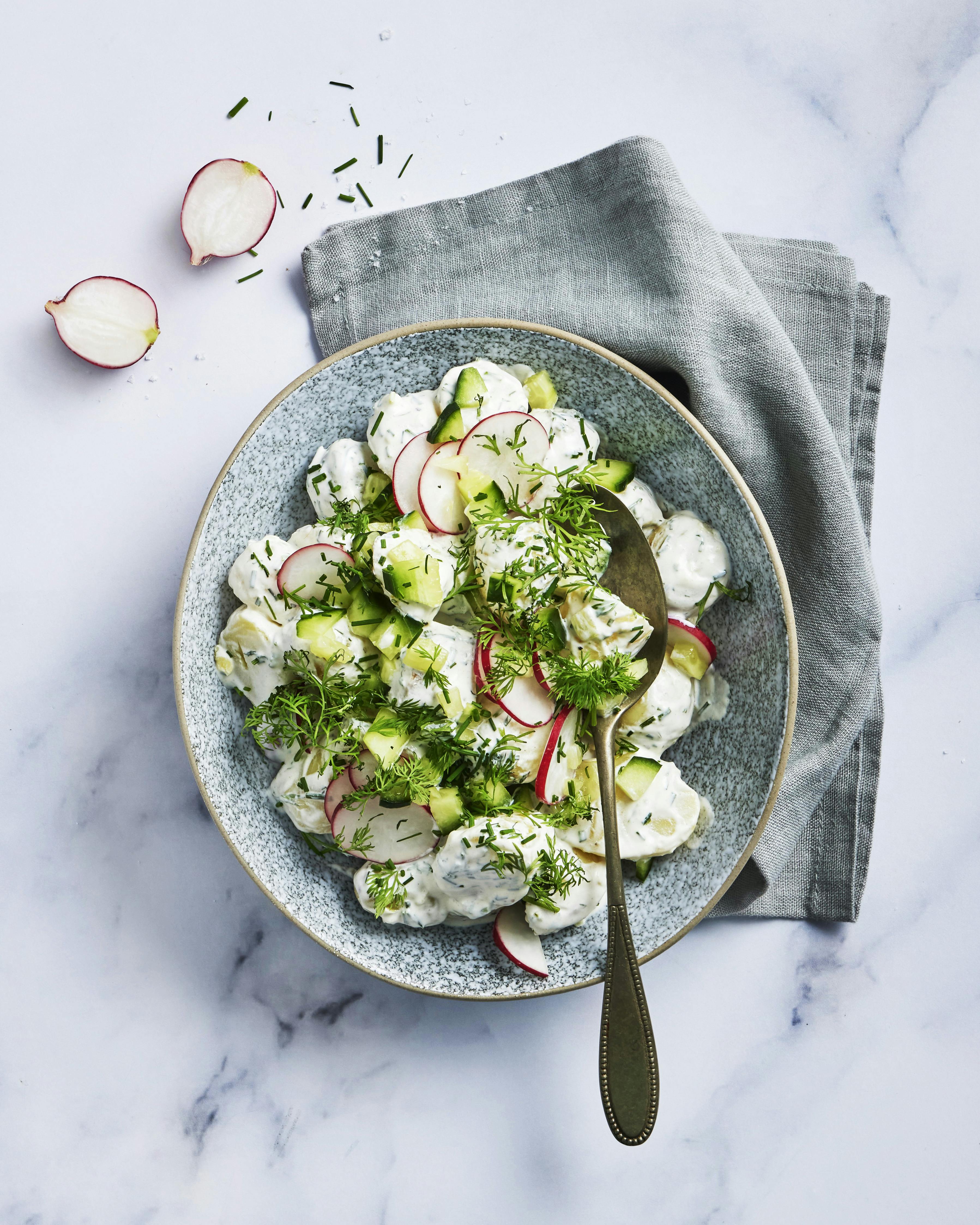 Kold kartoffelsalat med agurk og radiser