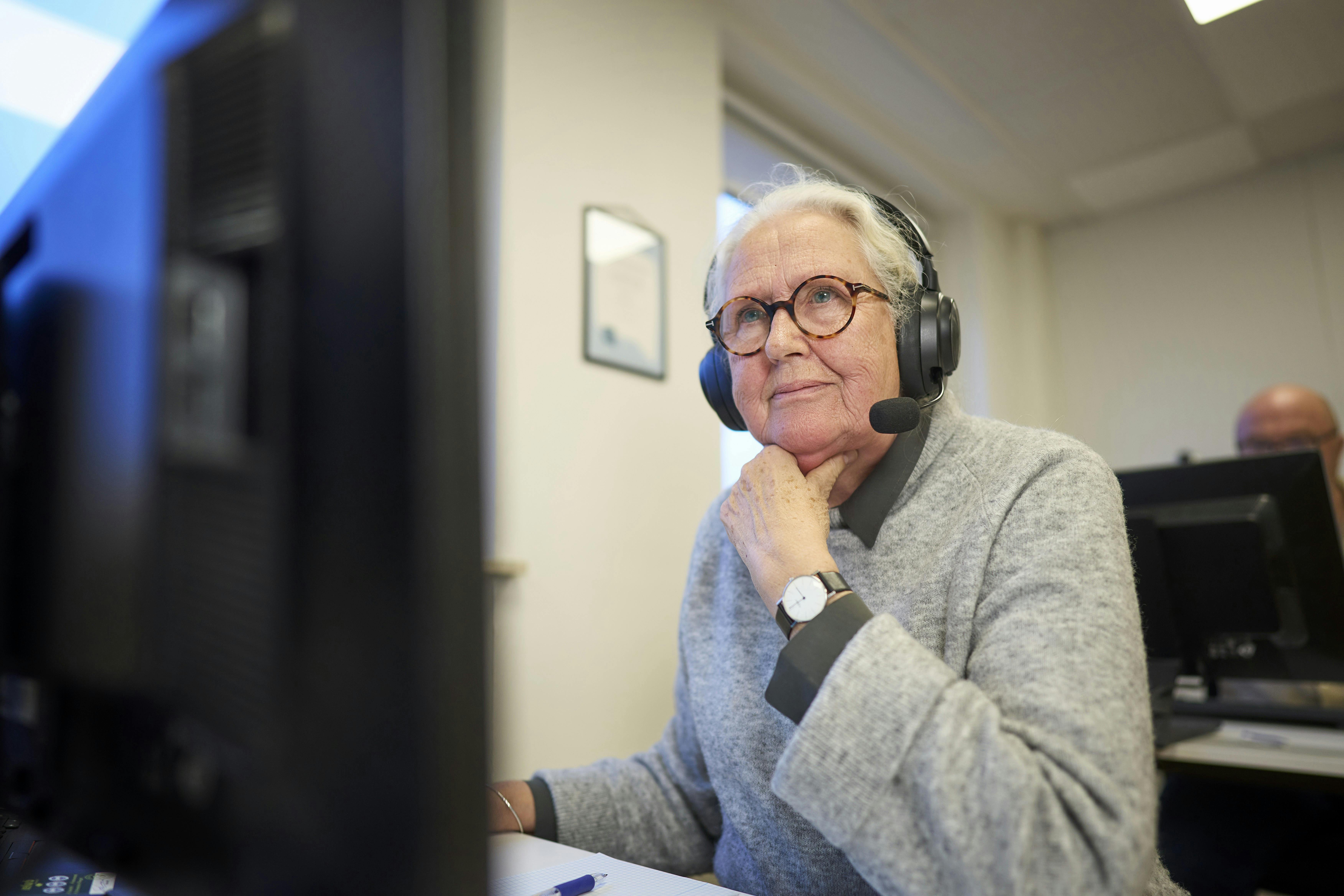 Frivillig rådgiver Anna Nybro har 40 års erfaring som psykiatrisk sygeplejerske og deler gerne sin viden med dem, der ringer til SINDs Landsdækkende Telefonrådgivning.