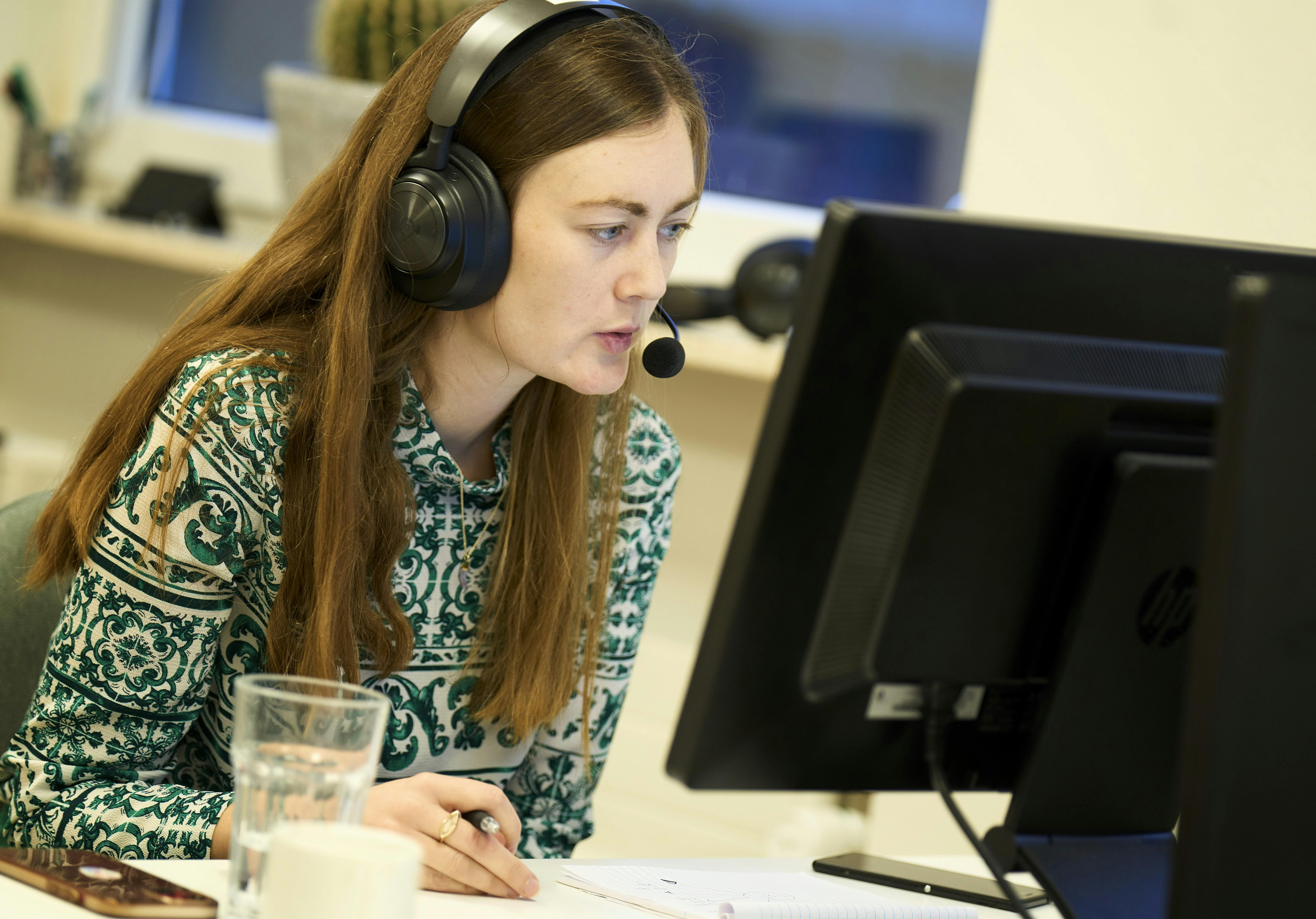 Nadia Madsen har været rådgiver hos SINDs Landsdækkende Telefonrådgivning i tre måneder. Hun ser det som en fordel, at hun og hendes kolleger ikke repræsenterer en myndighed.