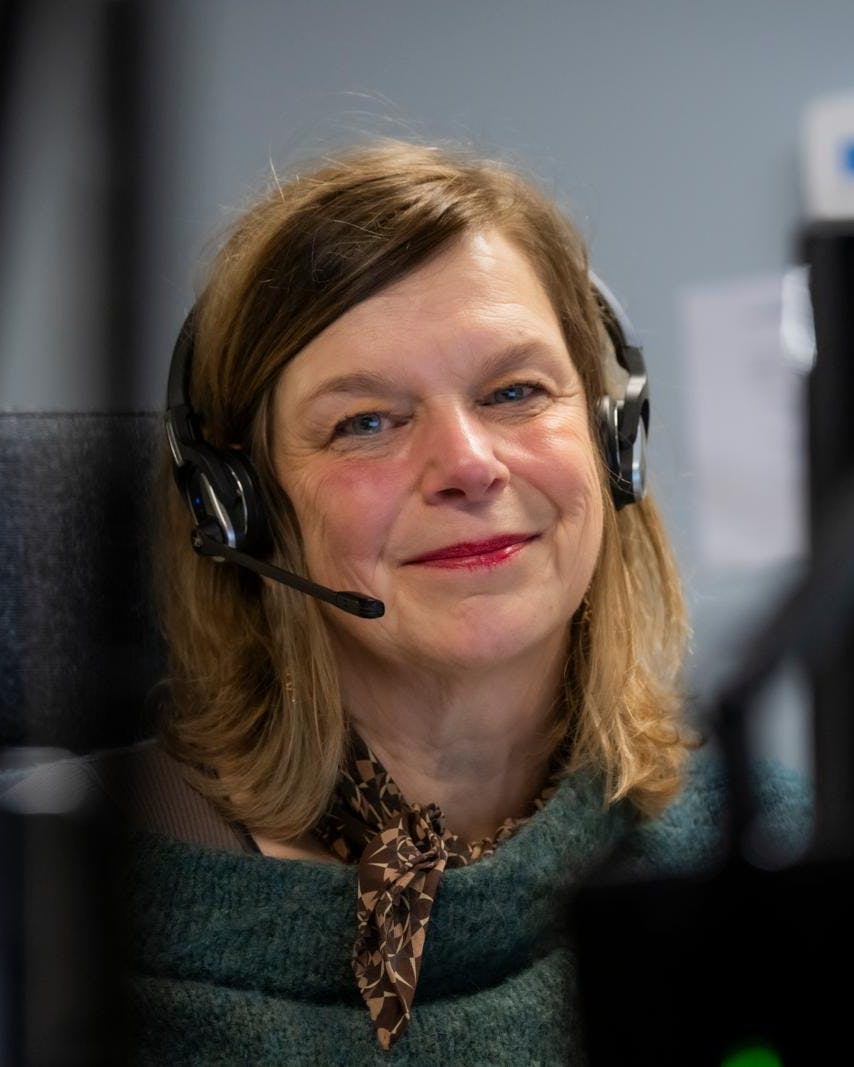 Helle Enghardt får også talt om sin egen sorg, når hun besvarer opkald fra andre, der har mistet en nær.