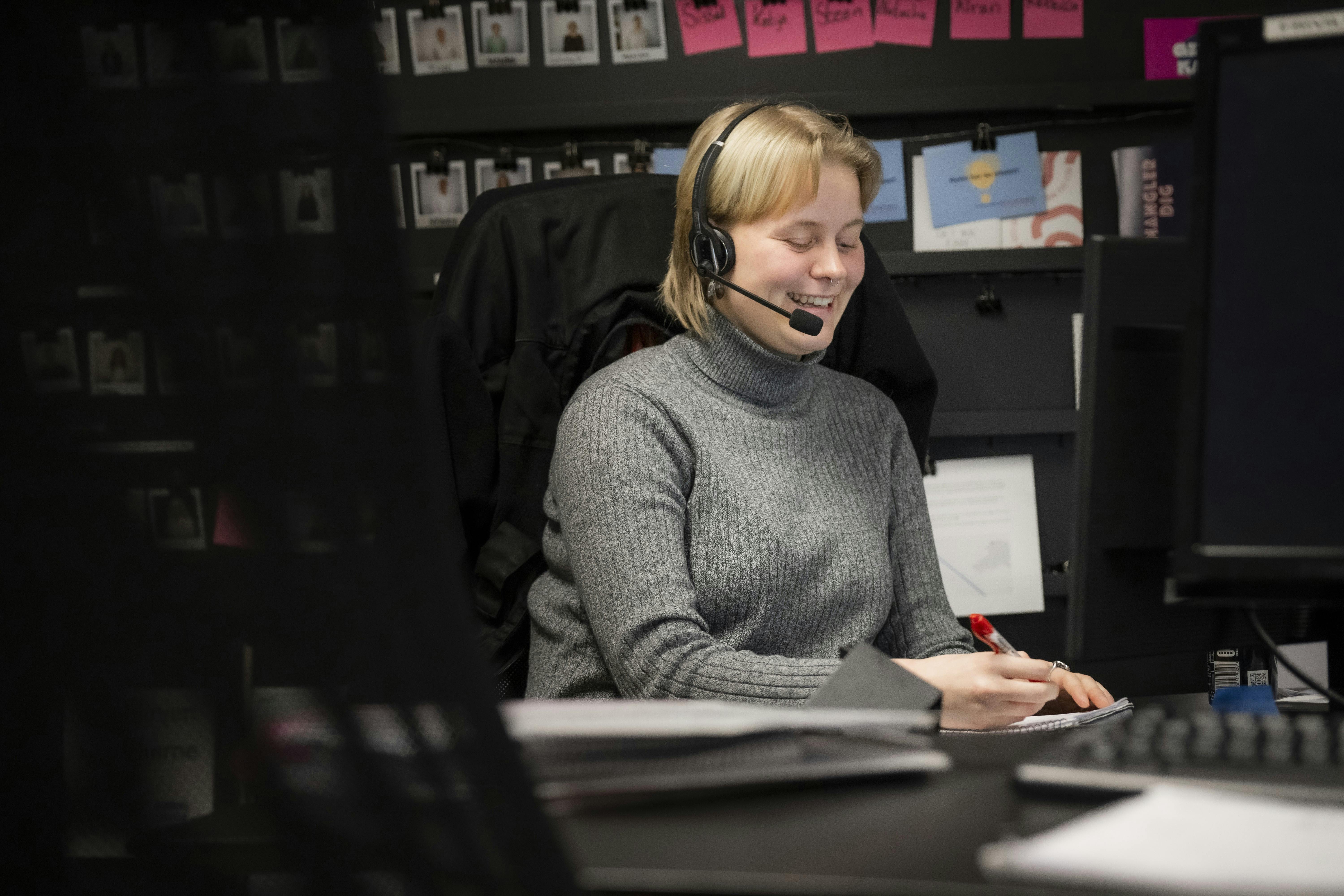 Line Lorenzen mistede sin far, da hun var 12 år, og sin mor for seks år siden. Savnet bearbej-der hun som frivillig hos Sorglinjen.