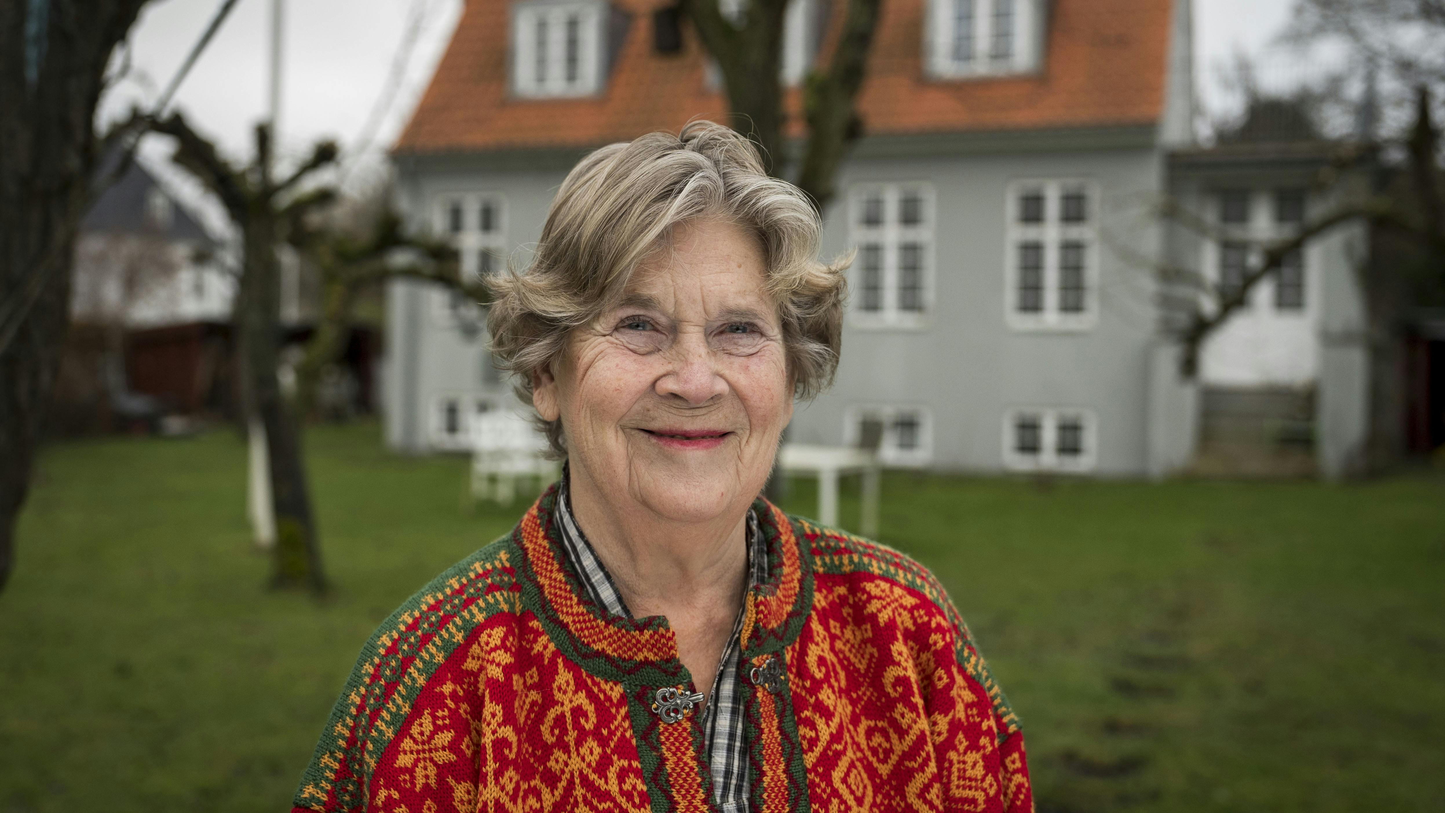 Kvinde foran en villa