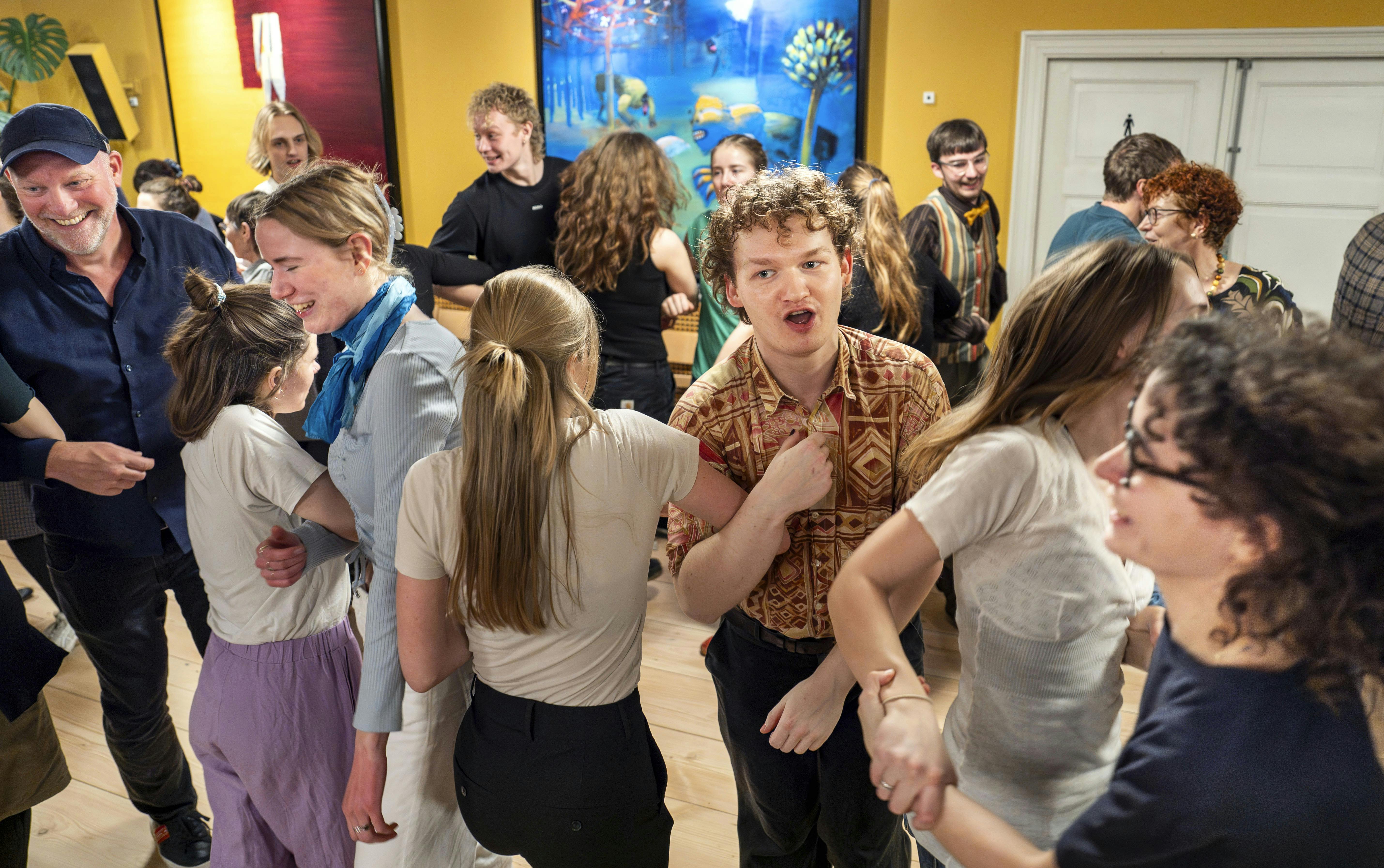 ”Ræk mig din hånd, sving med mig om, jeg vil så gerne danse,” lyder det i kor, når Nordisk Dans inviterer til bal.