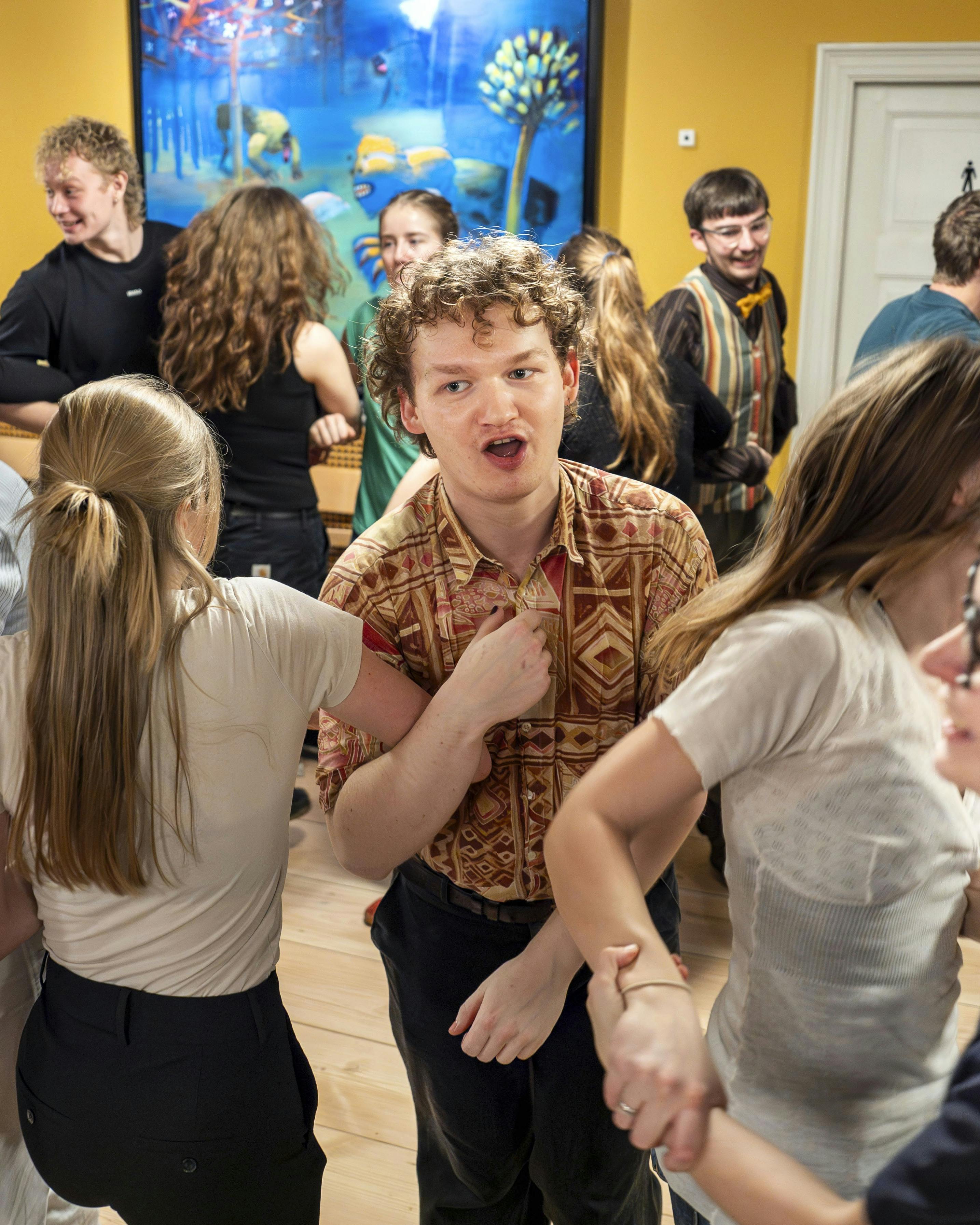 ”Ræk mig din hånd, sving med mig om, jeg vil så gerne danse,” lyder det i kor, når Nordisk Dans inviterer til bal.