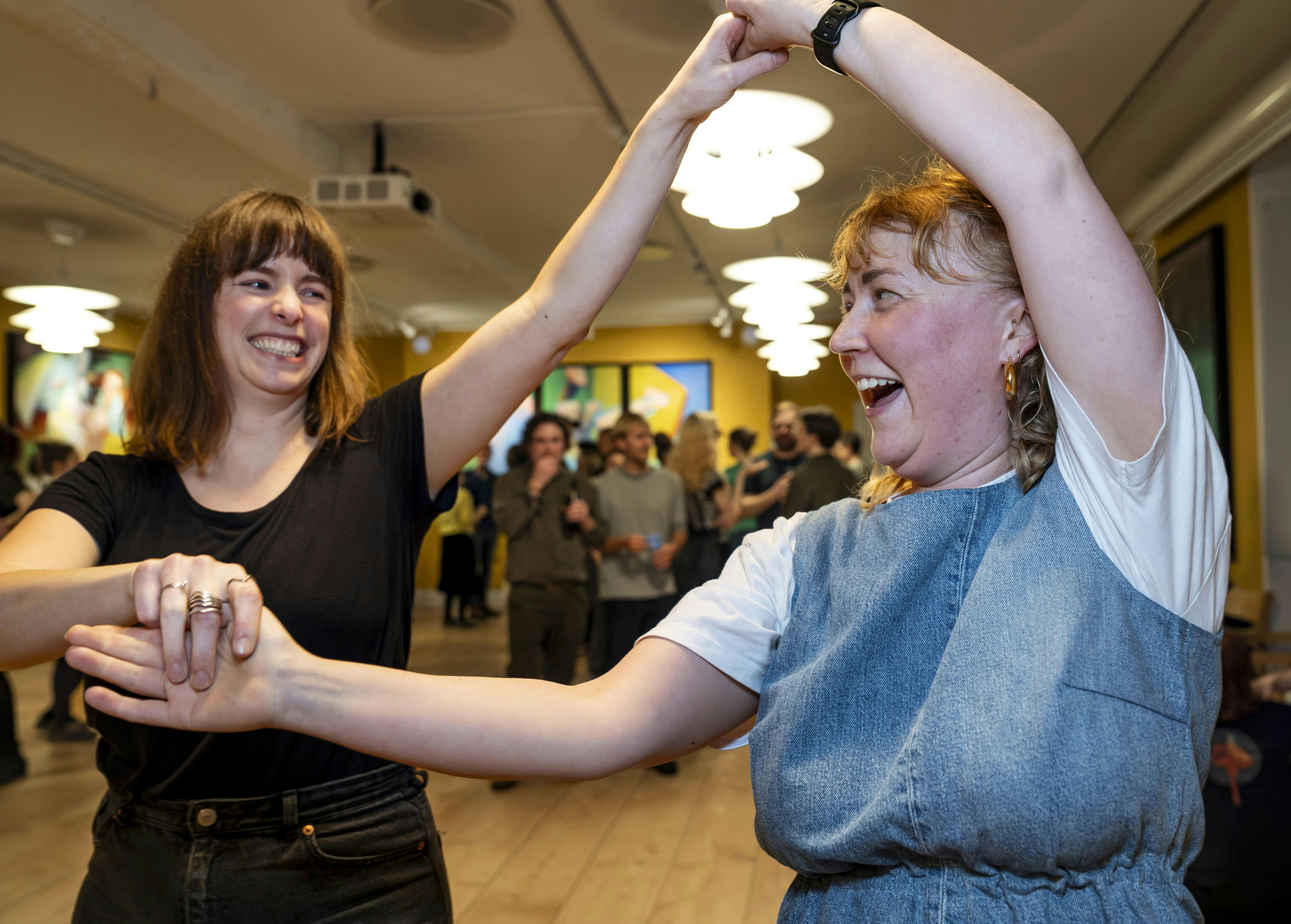 Veninderne Maria Roed og Sofie Sørensen danser folkedans for første – men helt sikkert ikke sidste – gang. 