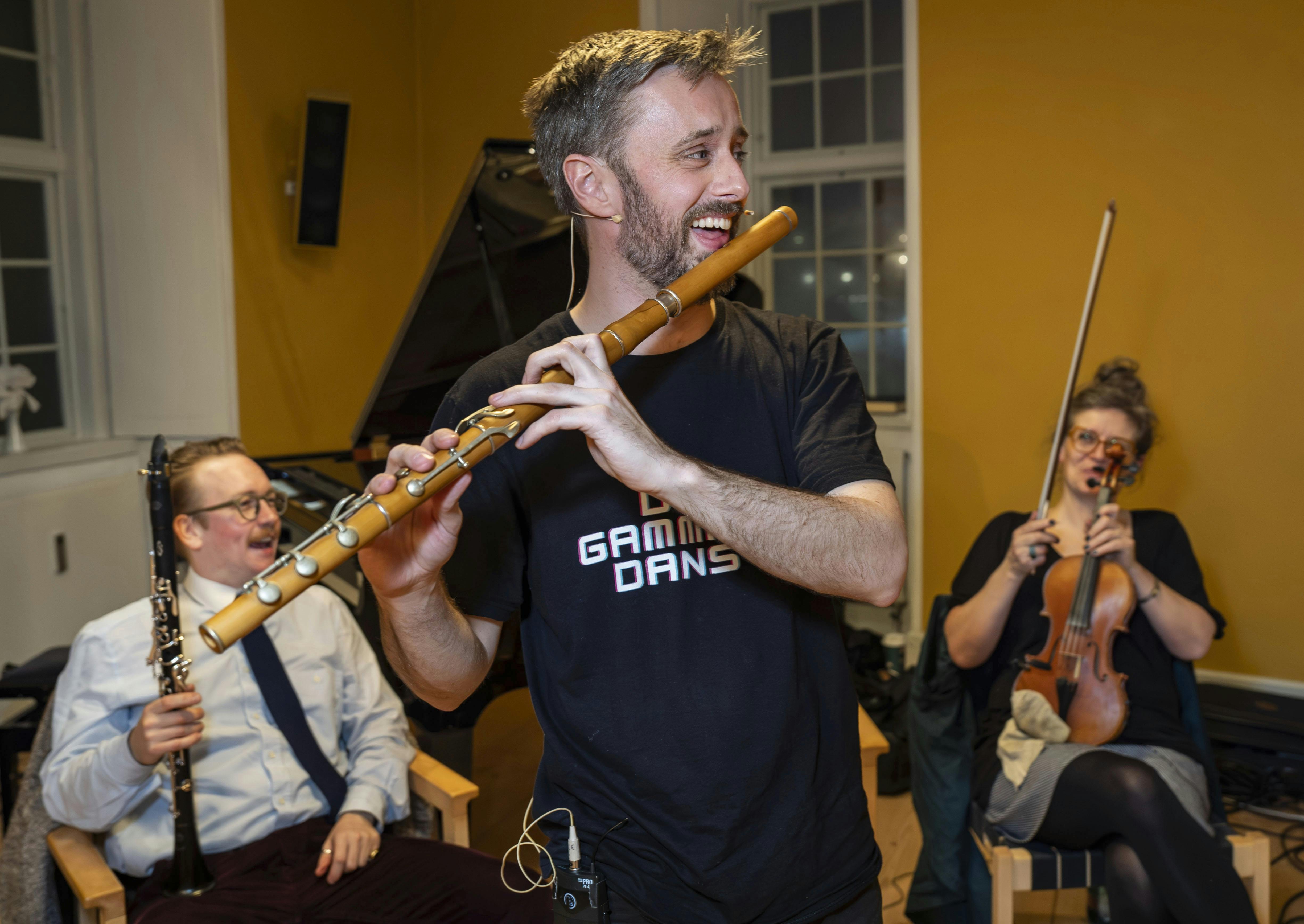 Mads Kjøller Henningsen er aftenens kapelmester og frivillig hos Nordisk Dans, der kæmper for bevarelsen af dansk folkemusik og de gamle danse, der hører til.