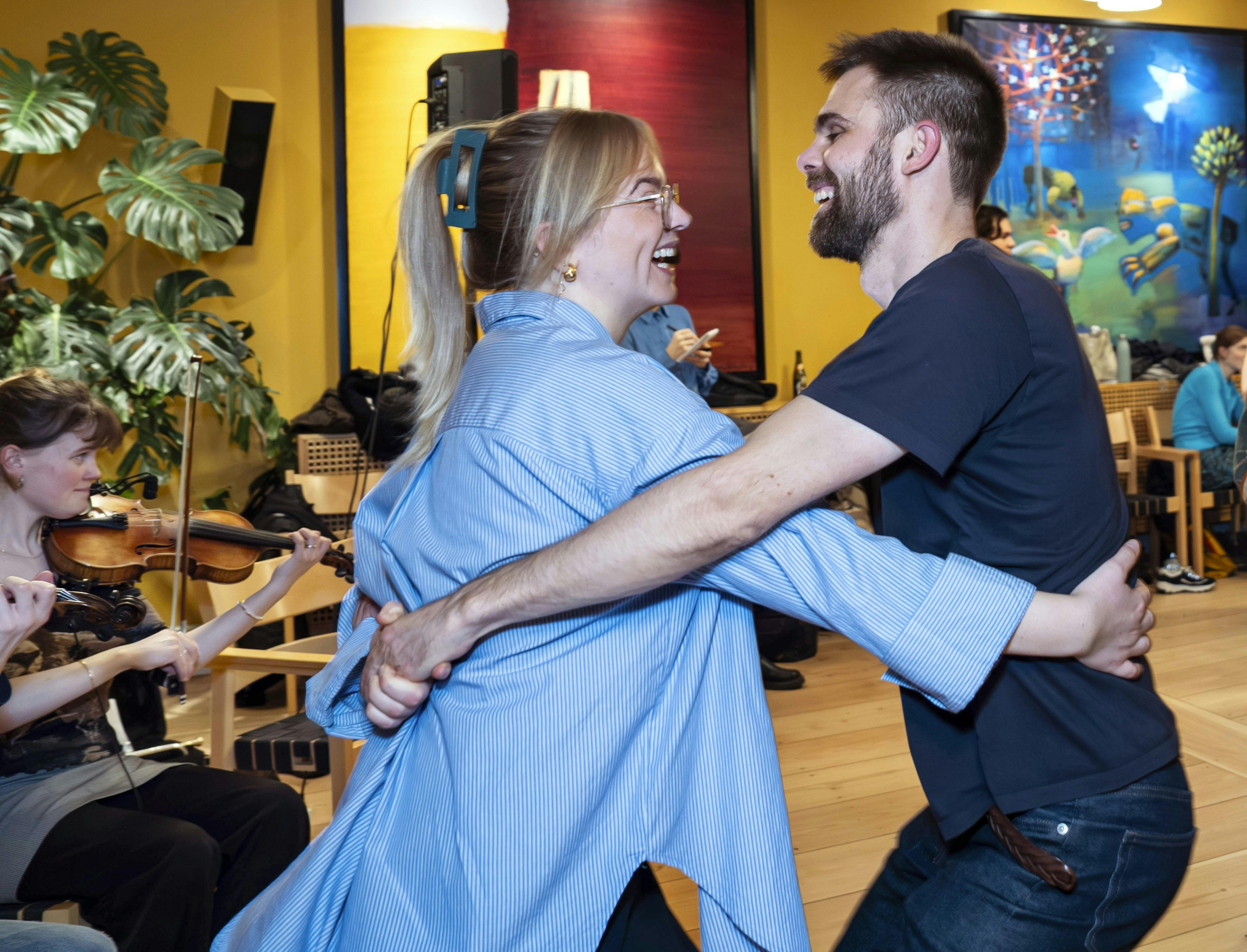- Målet er at danse så meget som muligt, siger Anne Tetens, der er kæreste med aftenens medarrangør, Stefan Jørgensen.  