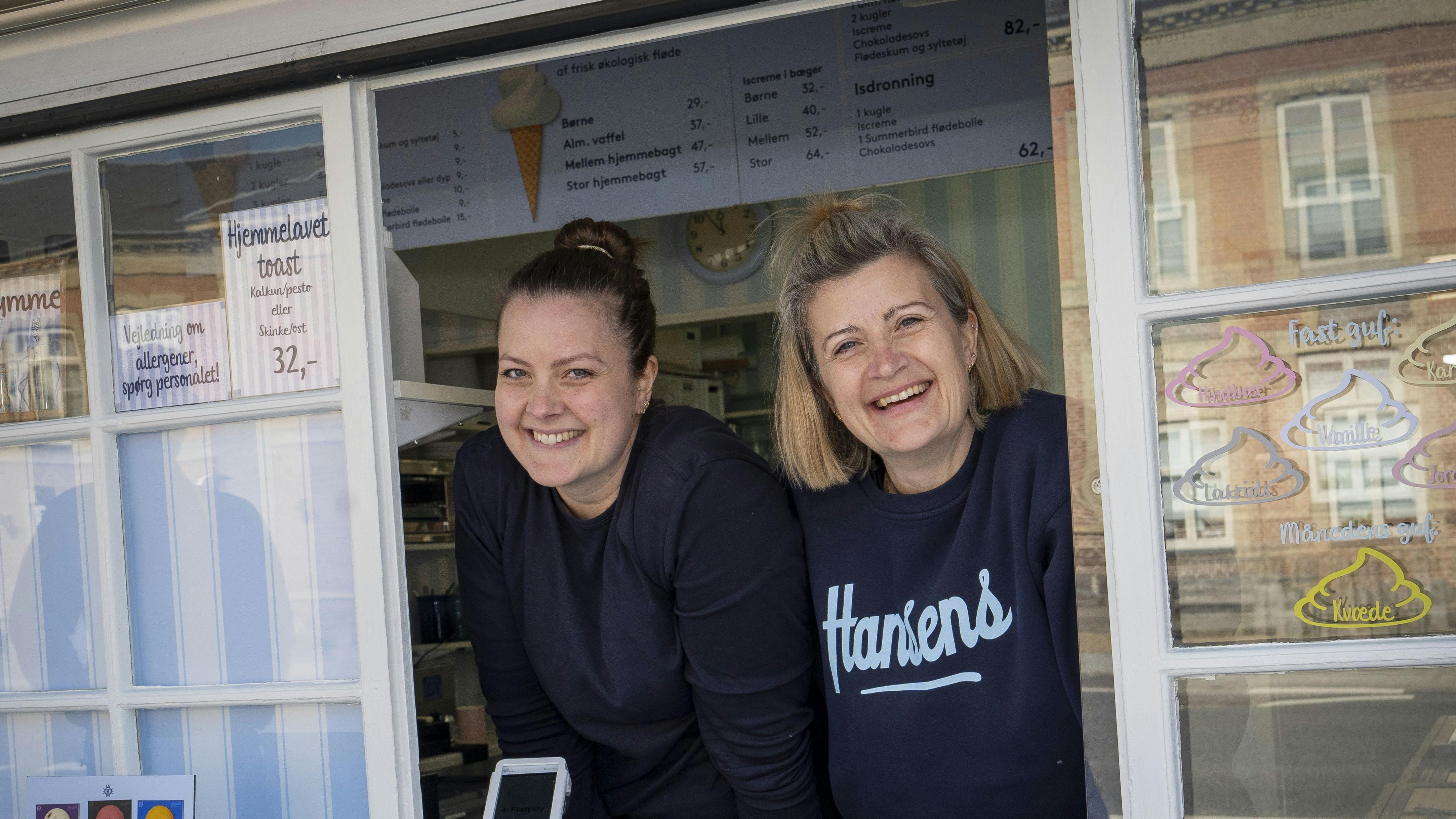 Kira og Maja ved ishuset