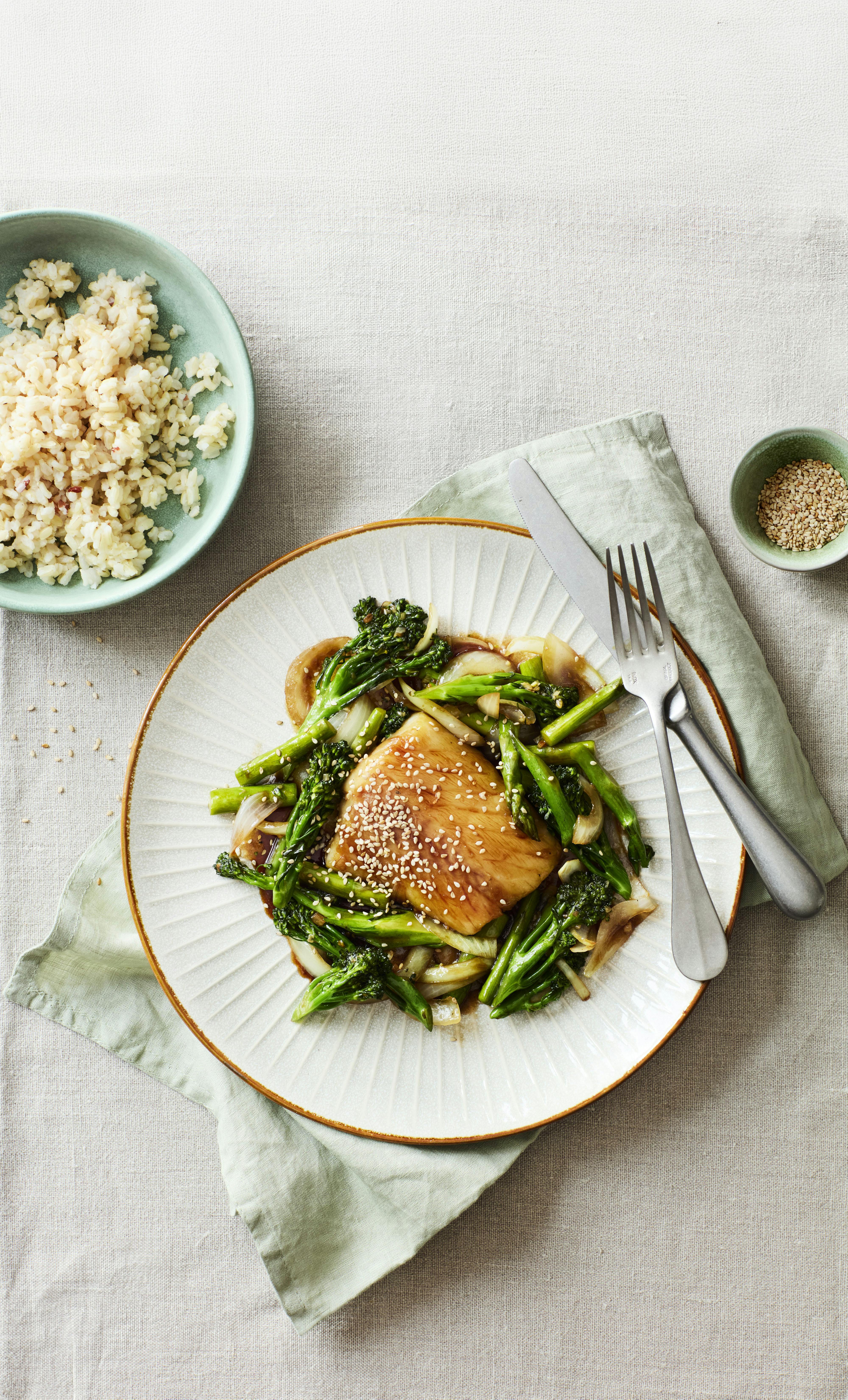 Ovnbagt torsk i honning- og sojamarinade med stegte grøntsager ...