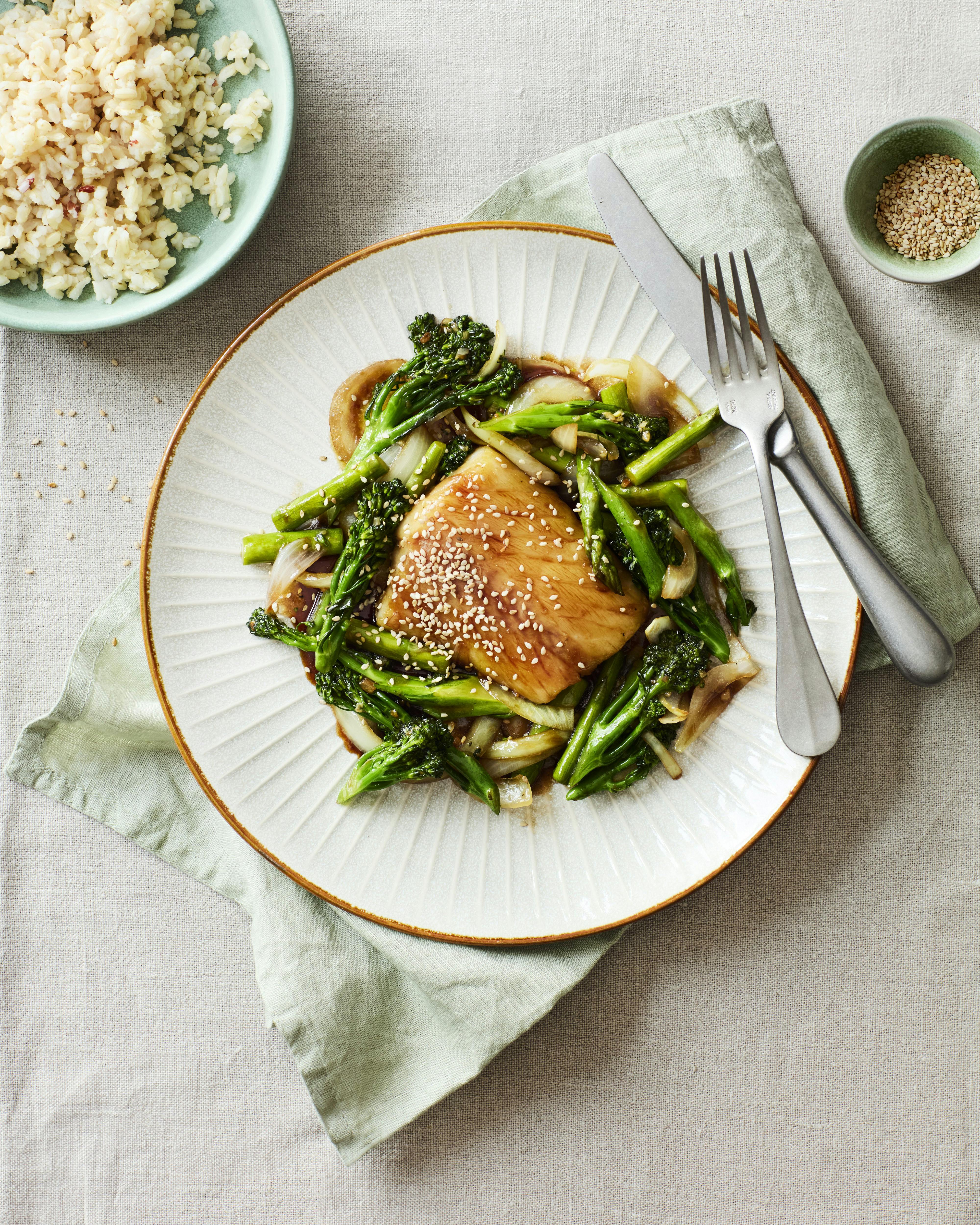 Ovnbagt torsk i honning- og sojamarinade med stegte grøntsager