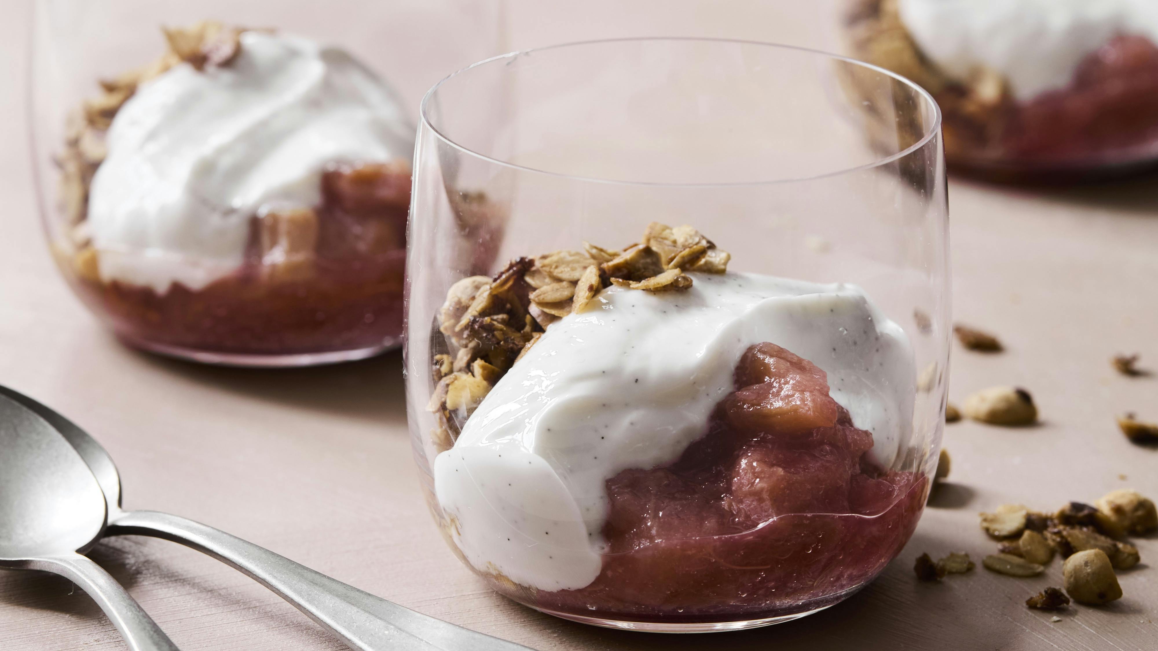 Rabarbertrifli med vaniljeskyr