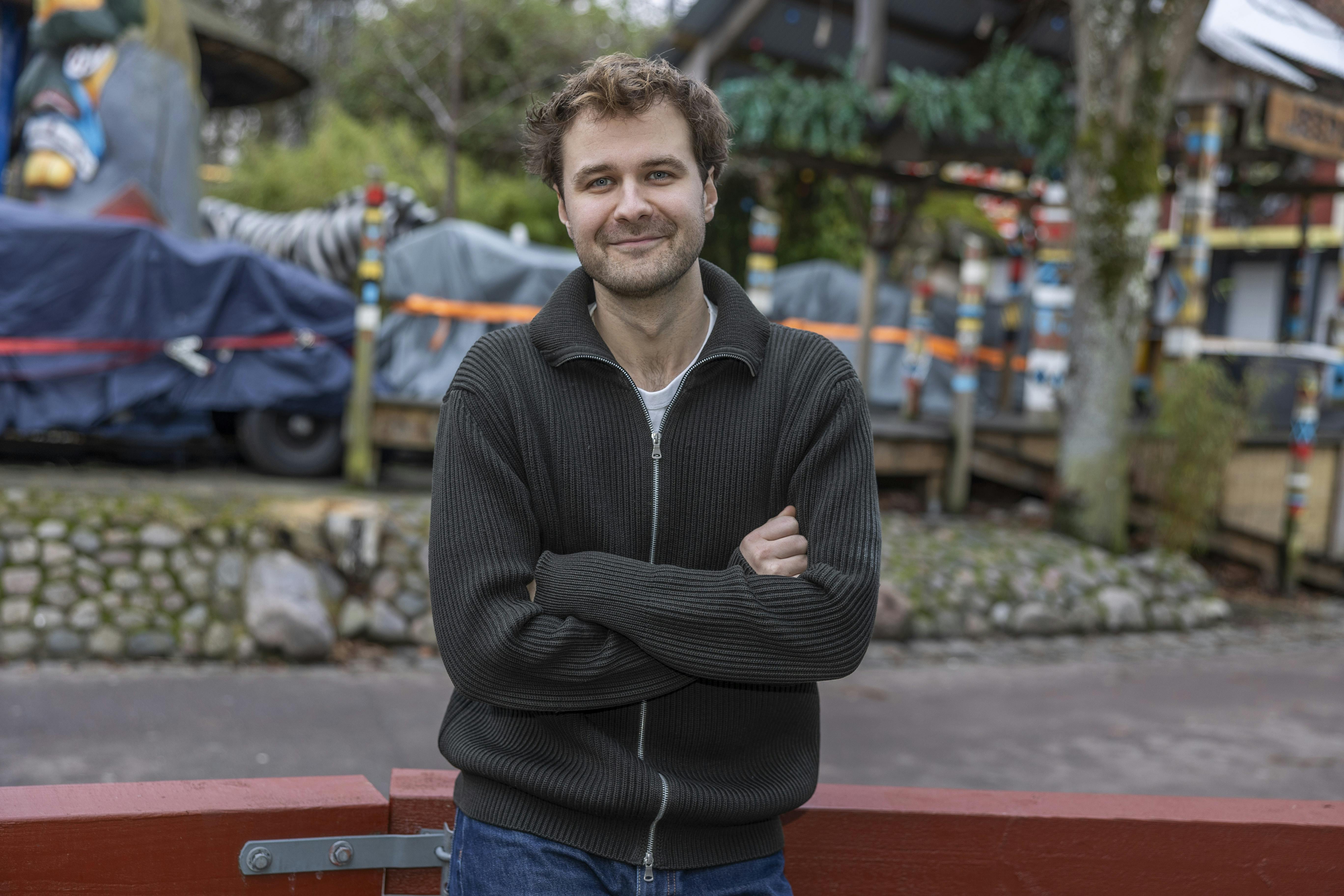 Magnus Haugaard, sjov skuespiller kendt fra "Kald mig far" og "NamaStay", debuterer som revyskuespiller i Cirkusrevyen.