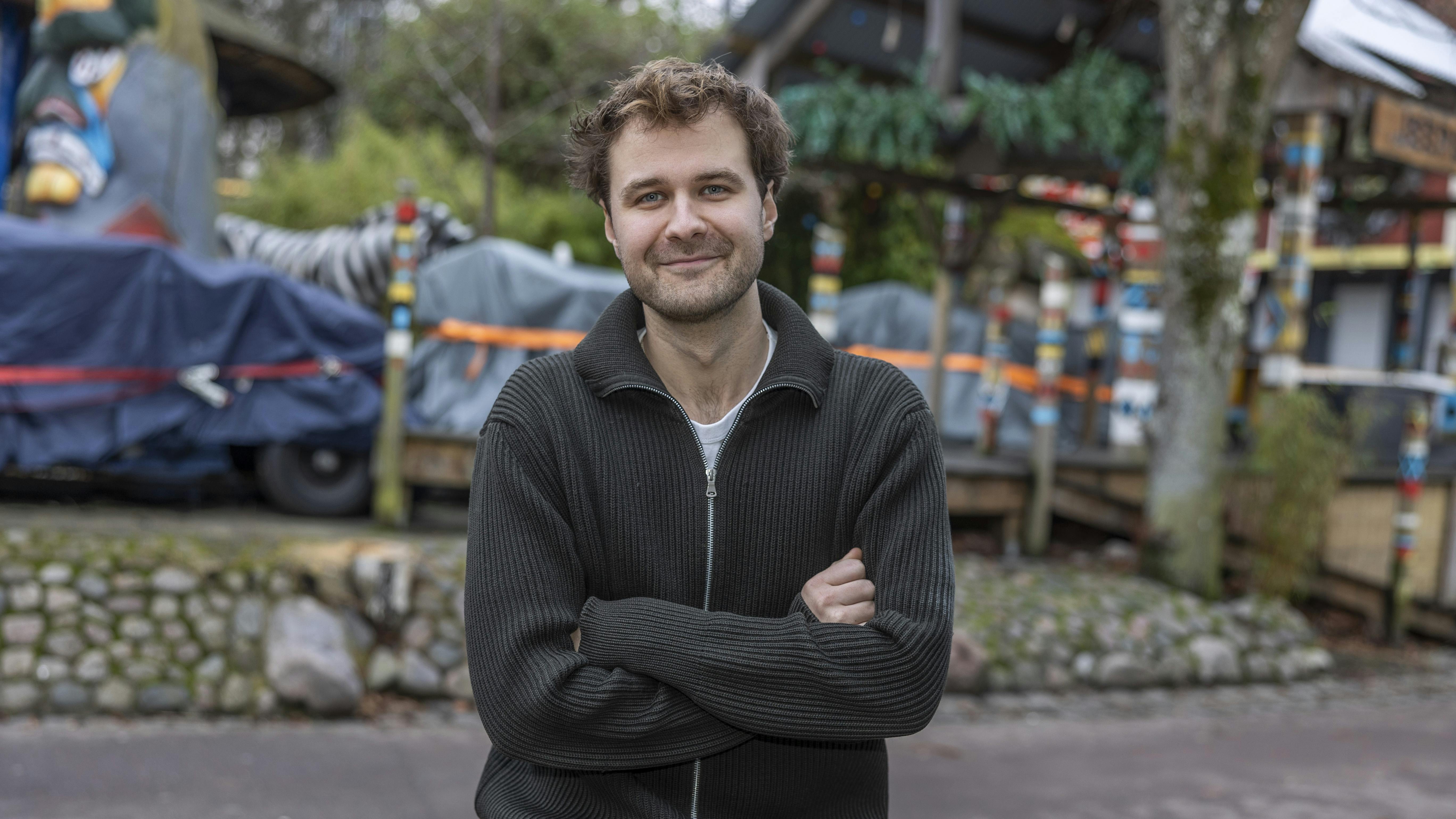 Magnus Haugaard, sjov skuespiller kendt fra "Kald mig far" og "NamaStay", debuterer som revyskuespiller i Cirkusrevyen.