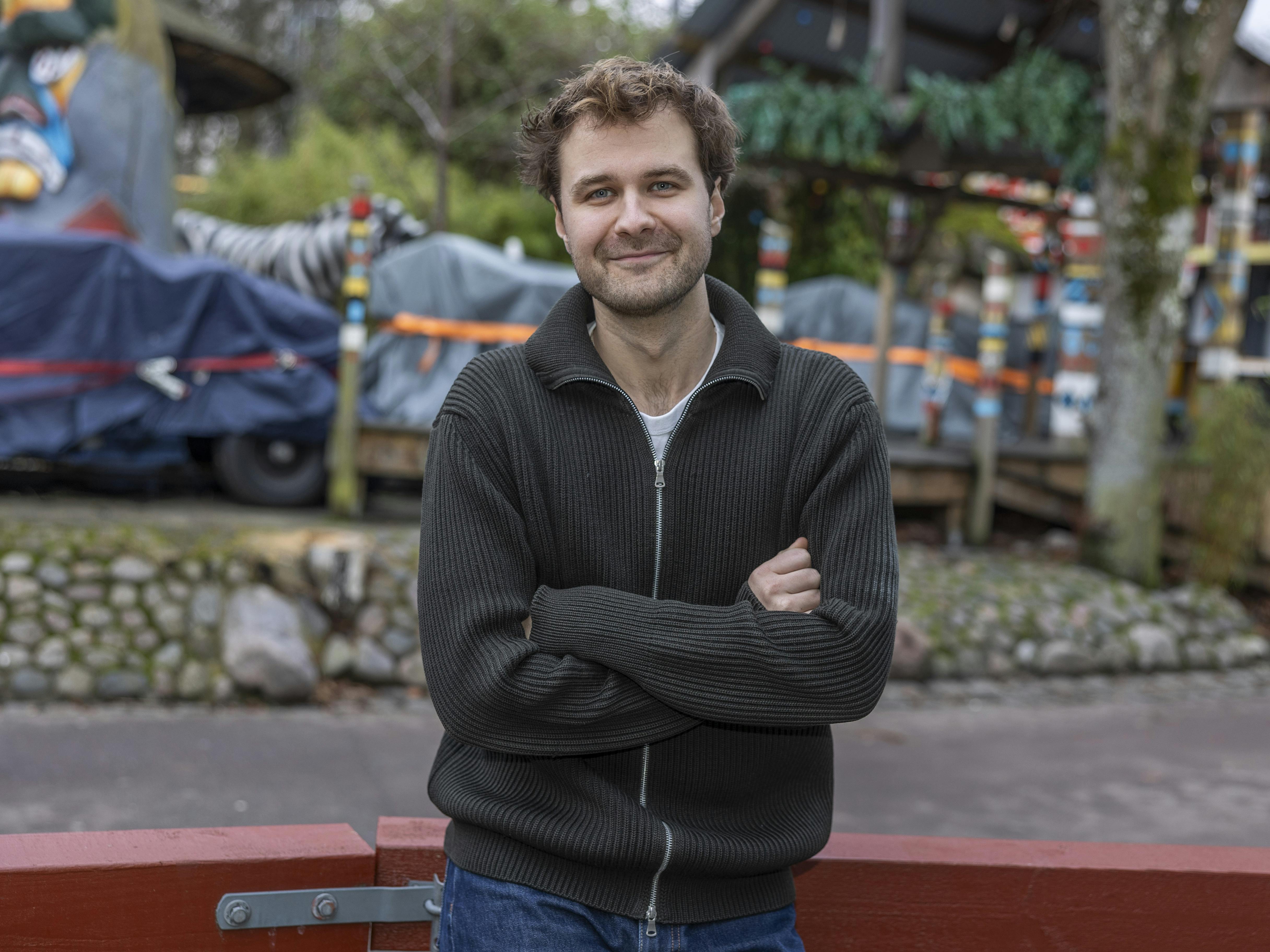 Magnus Haugaard, sjov skuespiller kendt fra "Kald mig far" og "NamaStay", debuterer som revyskuespiller i Cirkusrevyen.