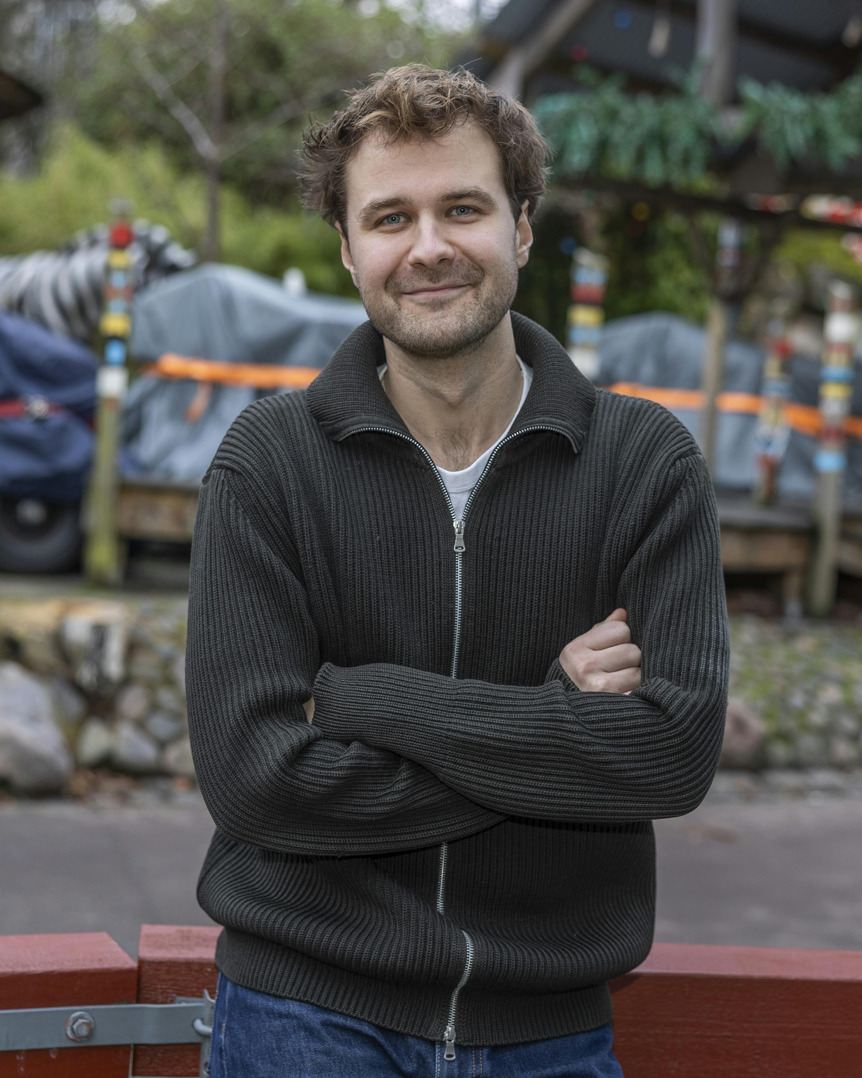 Magnus Haugaard, sjov skuespiller kendt fra "Kald mig far" og "NamaStay", debuterer som revyskuespiller i Cirkusrevyen.