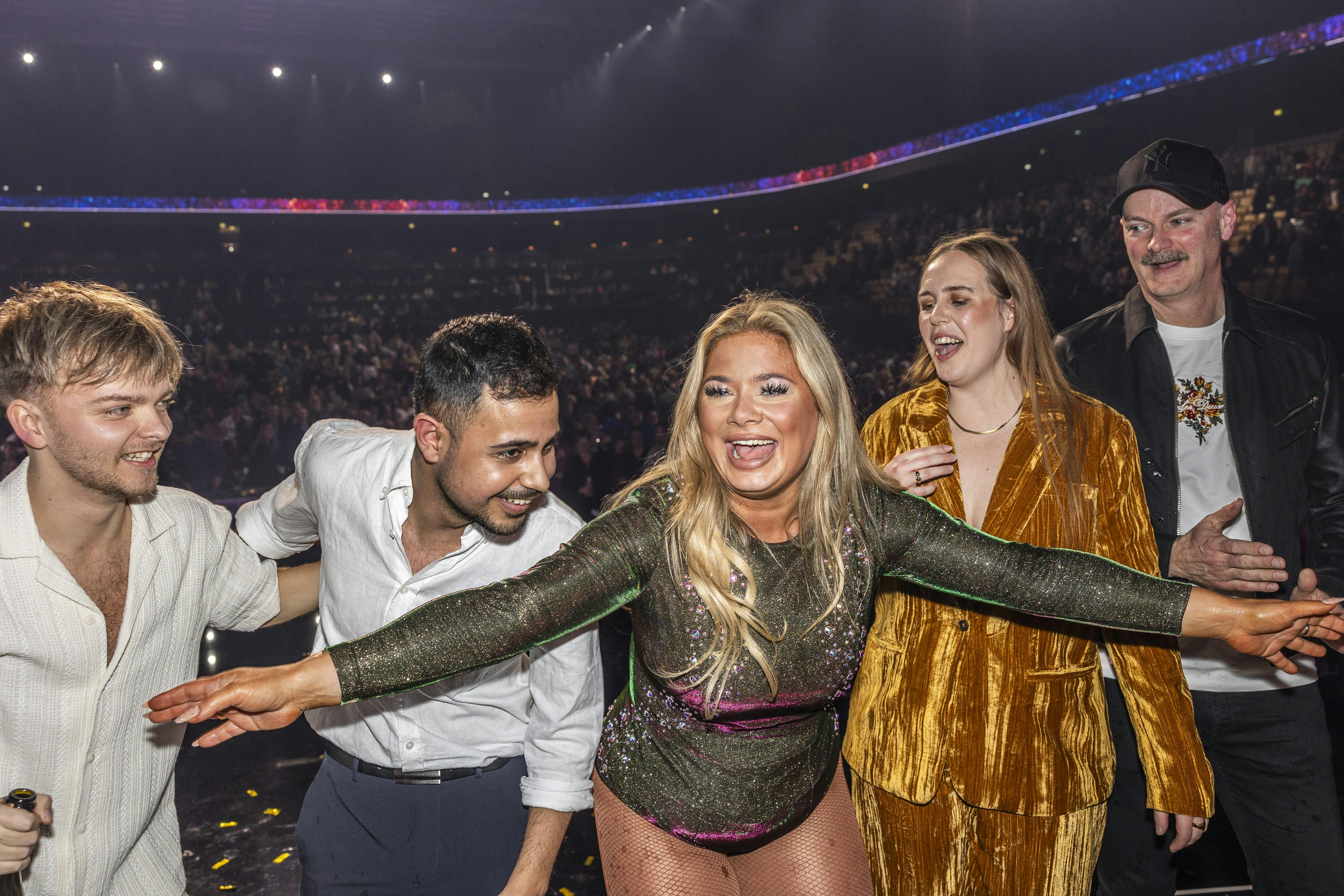 Sissal på scenen med sit hold efter sejren ved det danske Melodi Grand Prix 2025.