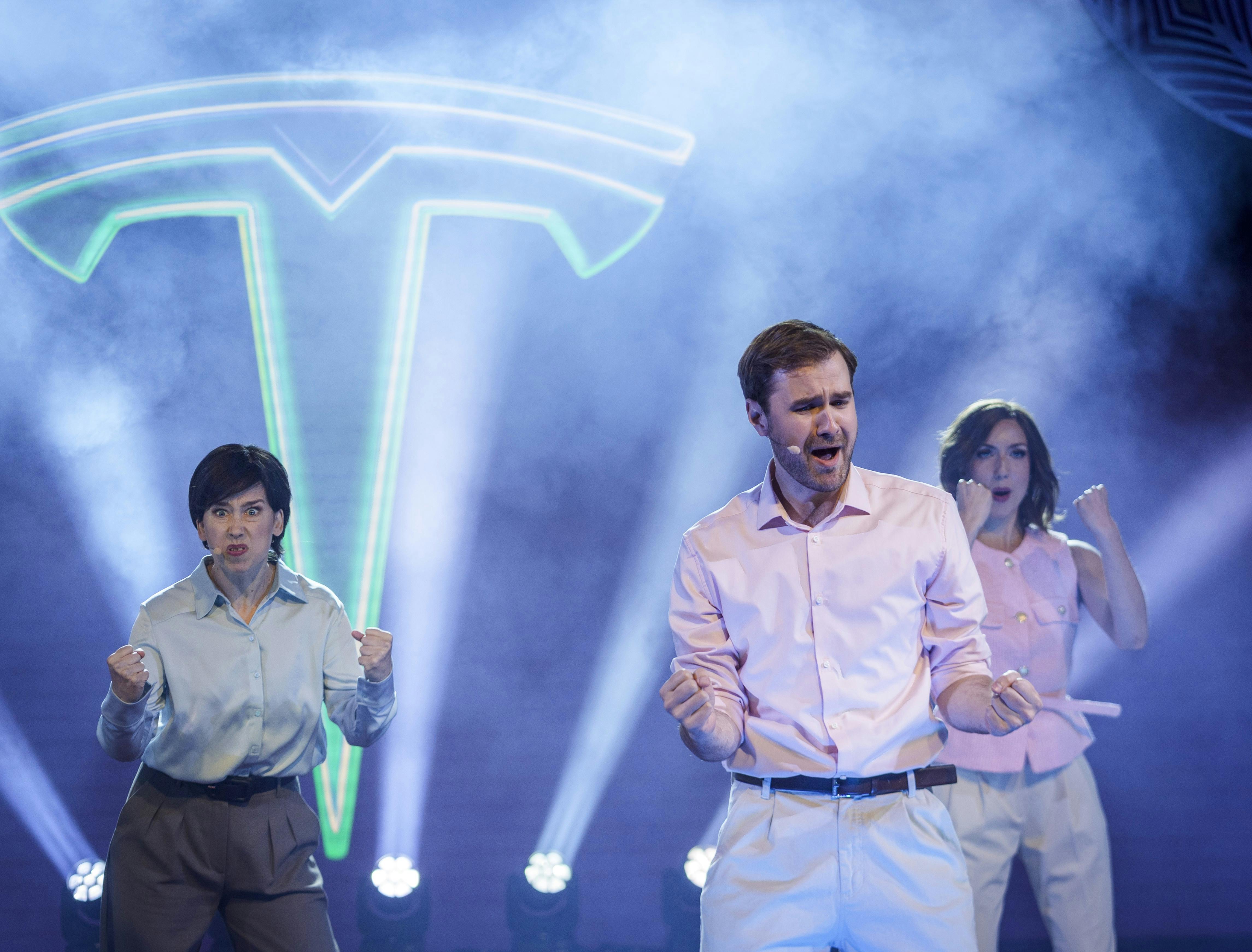 Magnus Haugaard ruller sig ud i et nummer om danskernes spegede forhold til Tesla-biler i 2025-udgaven af Cirkusrevyen.